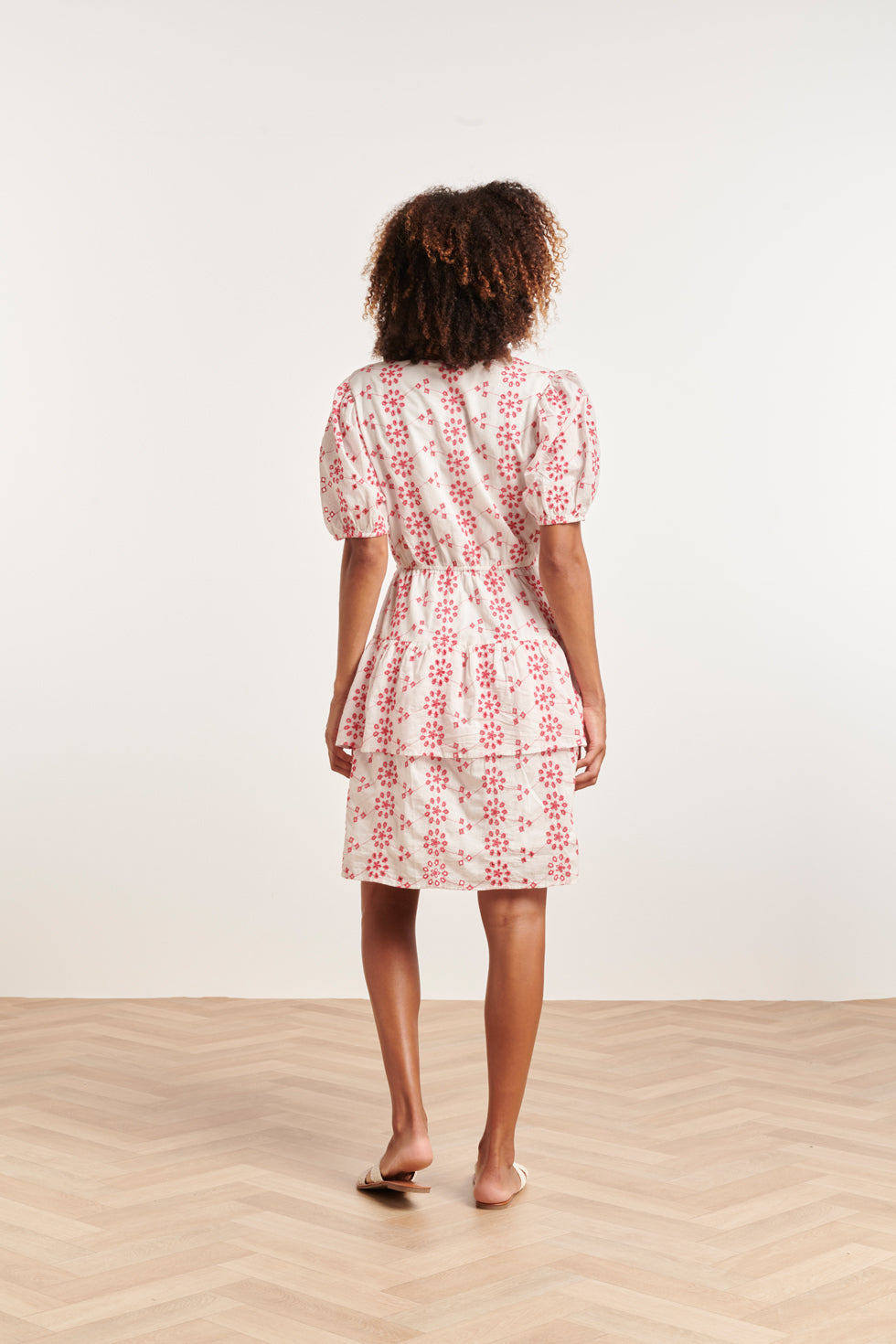 24379 Dames Jurk Met Brie Anglaisfel | White - Fuchsia