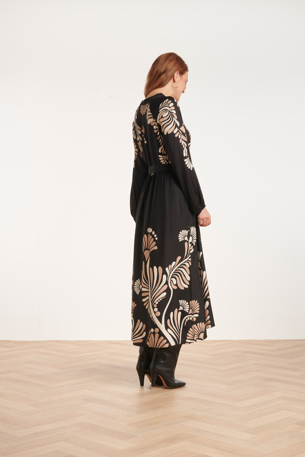 24532 Maxi Jurk Met Grafische Botanische Print | Black - Sand