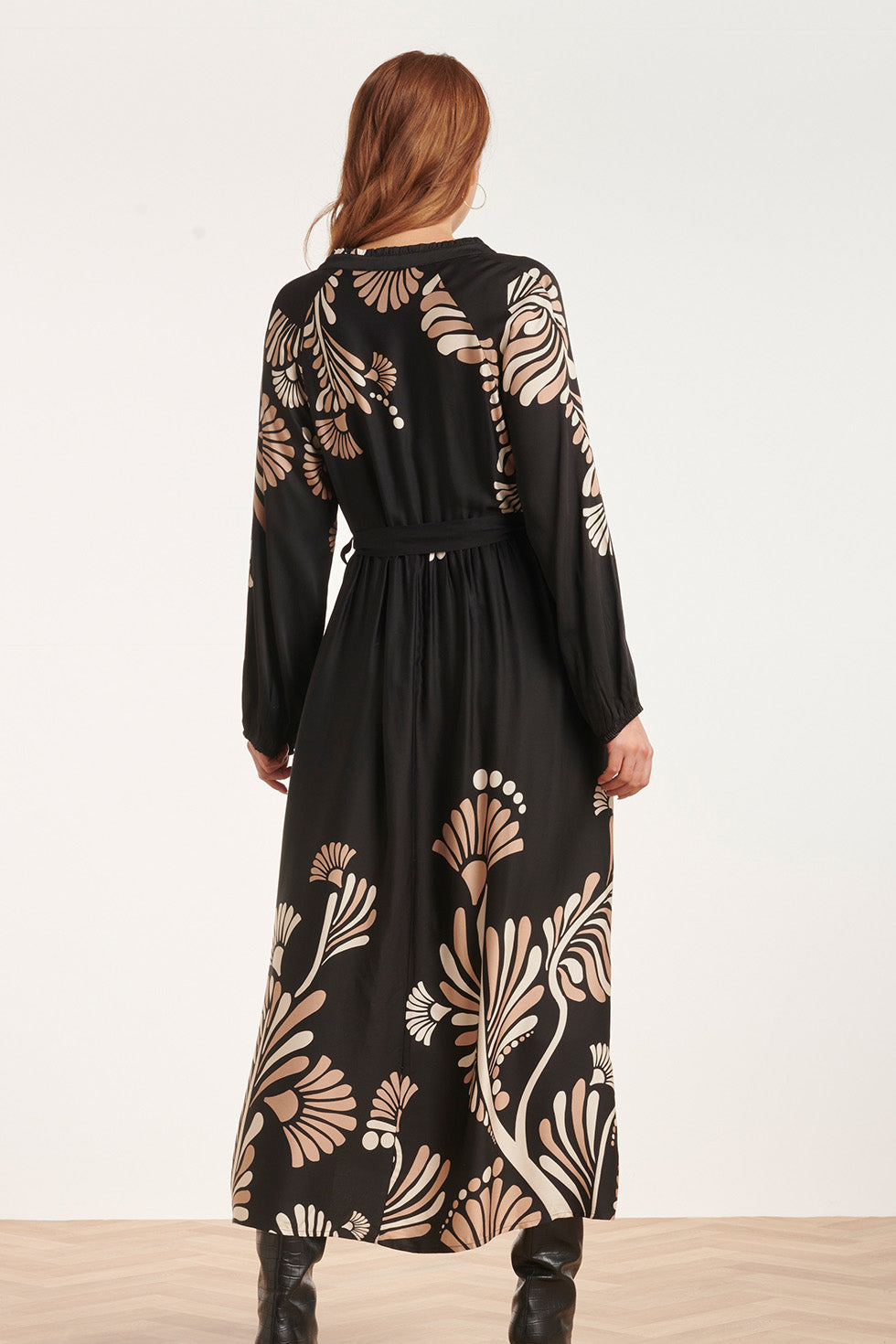 24532 Maxi Jurk Met Grafische Botanische Print | Black - Sand