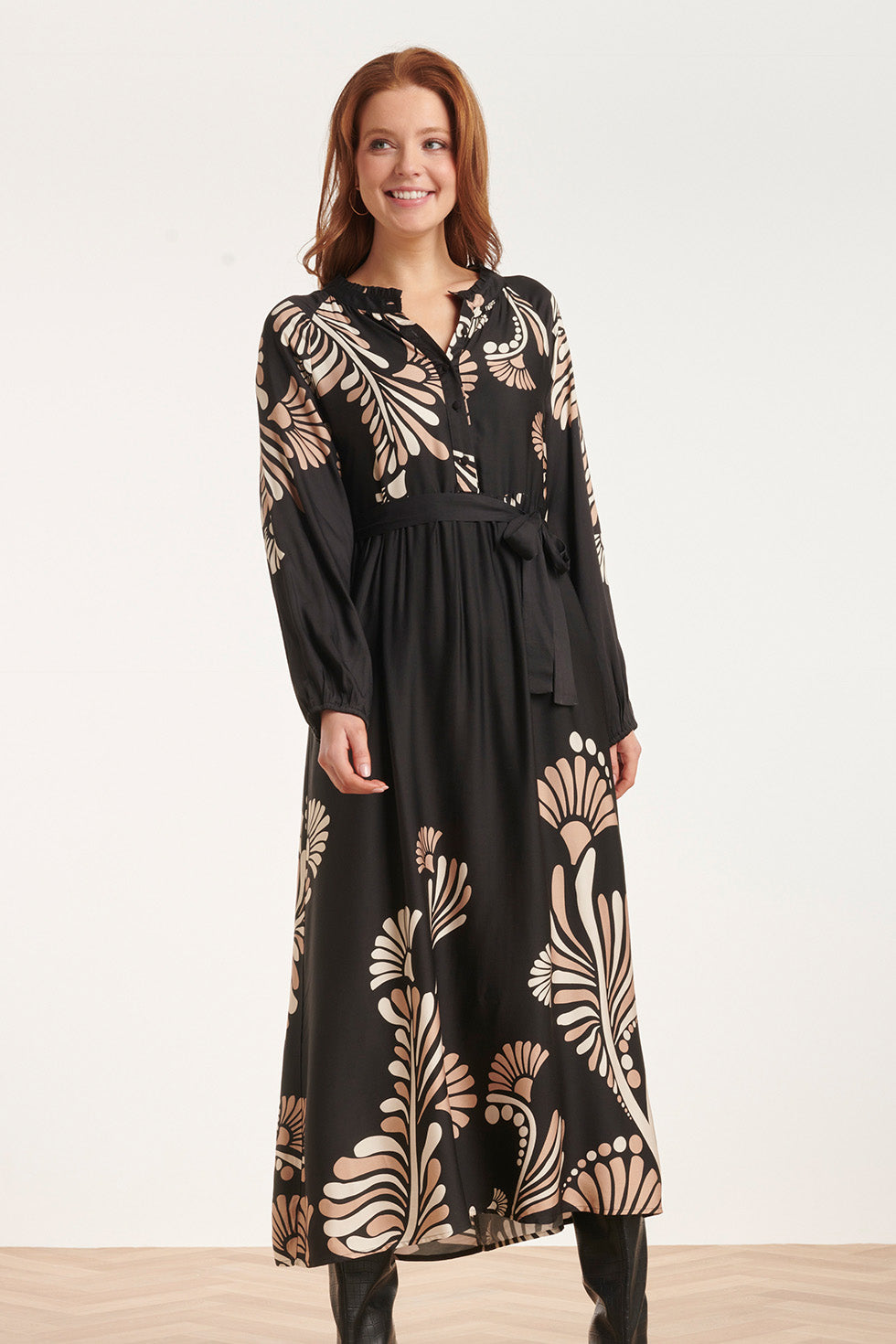 24532 Maxi Jurk Met Grafische Botanische Print | Black - Sand