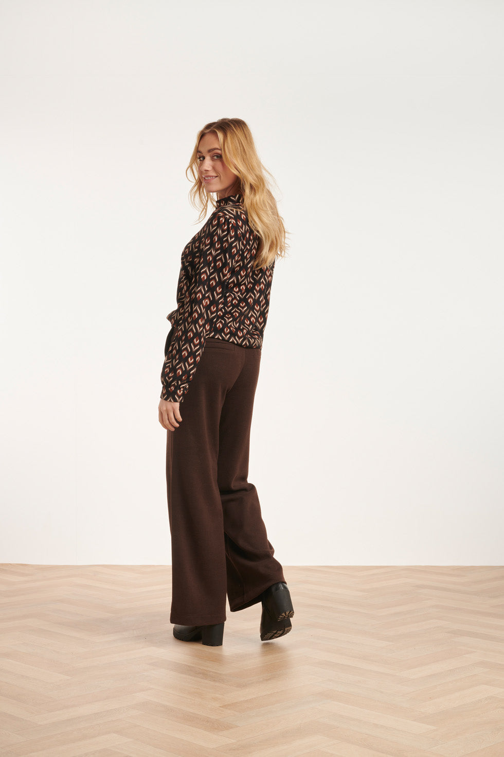 24546 E Stretchy Blouse Met Bladerprint | Black - Brown
