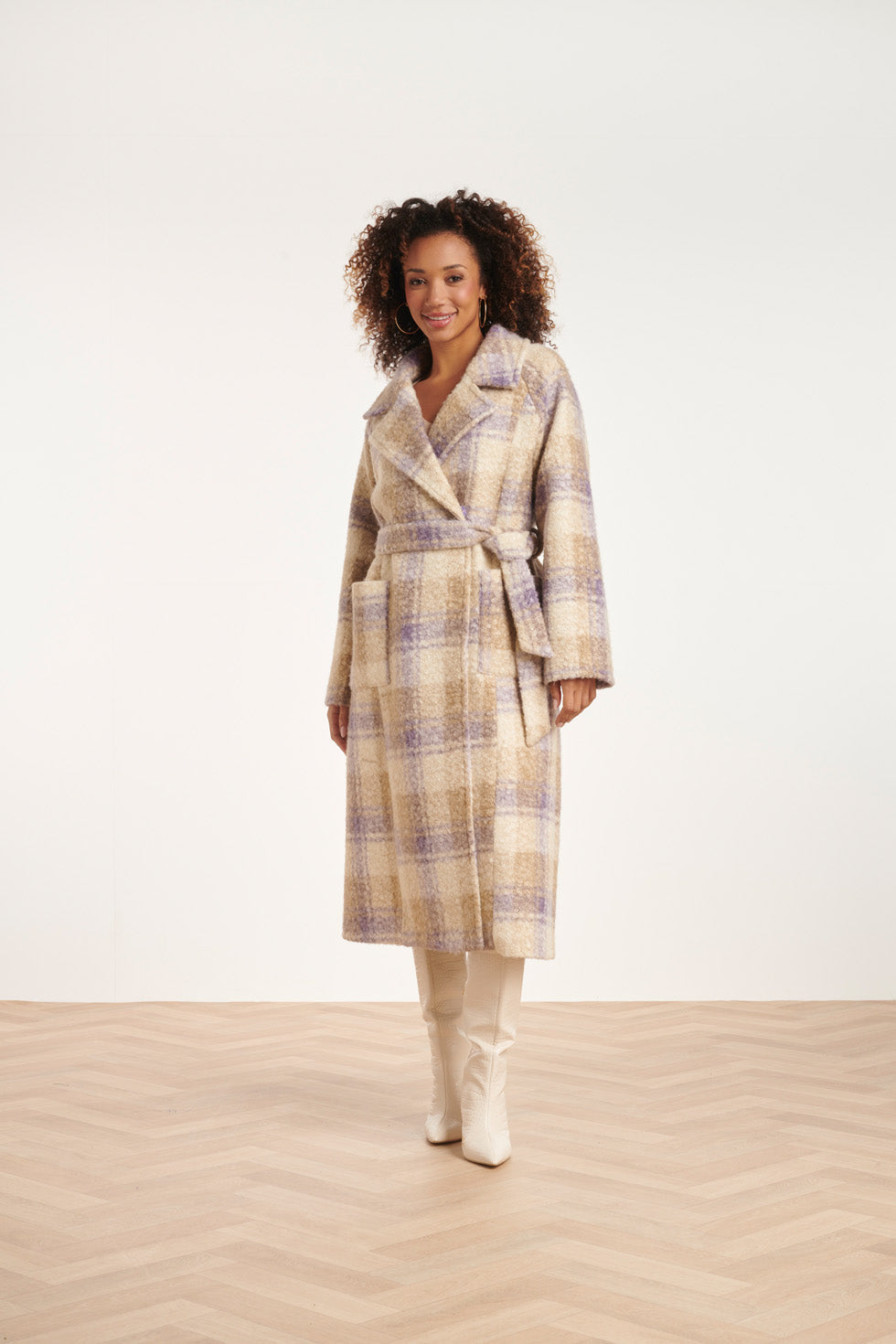 24556 Lange Lila Geruite Jas Met Grote Revers | Sand - Lilac