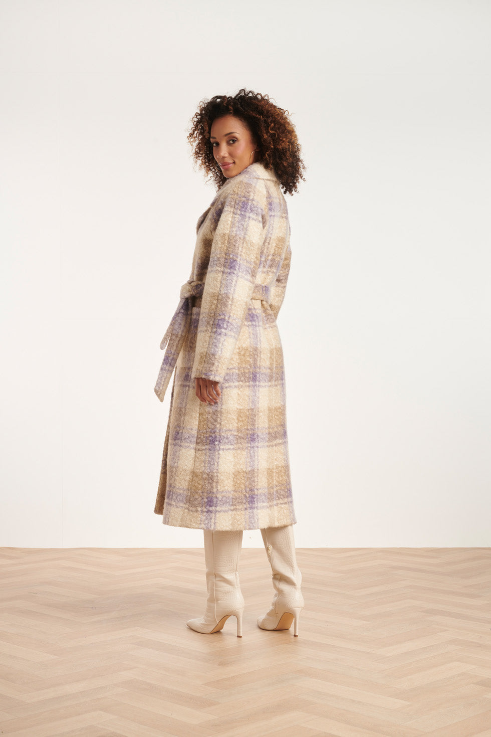 24556 Lange Lila Geruite Jas Met Grote Revers | Sand - Lilac