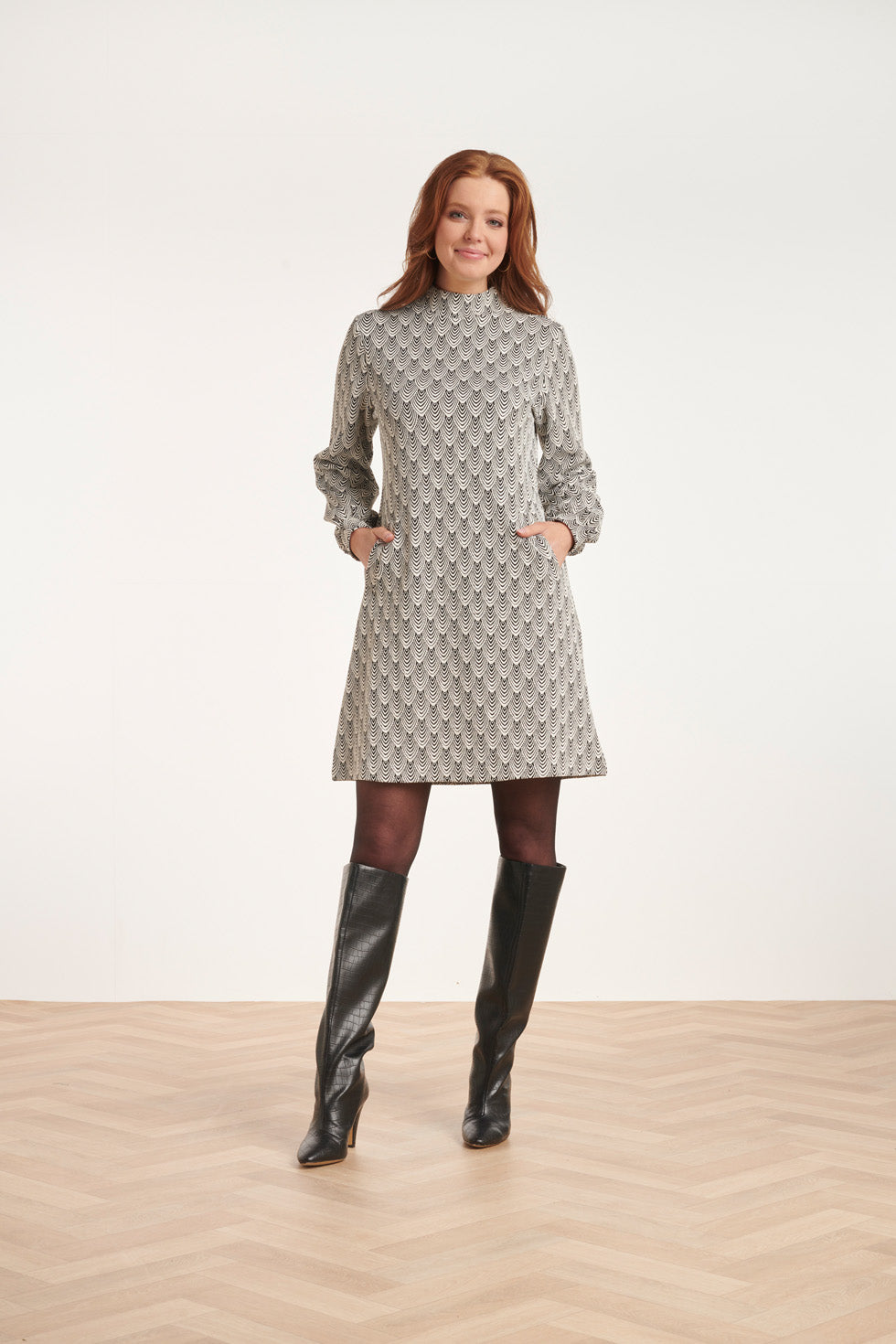 24561 Korte Jurk Met Grafische Print | Black - White