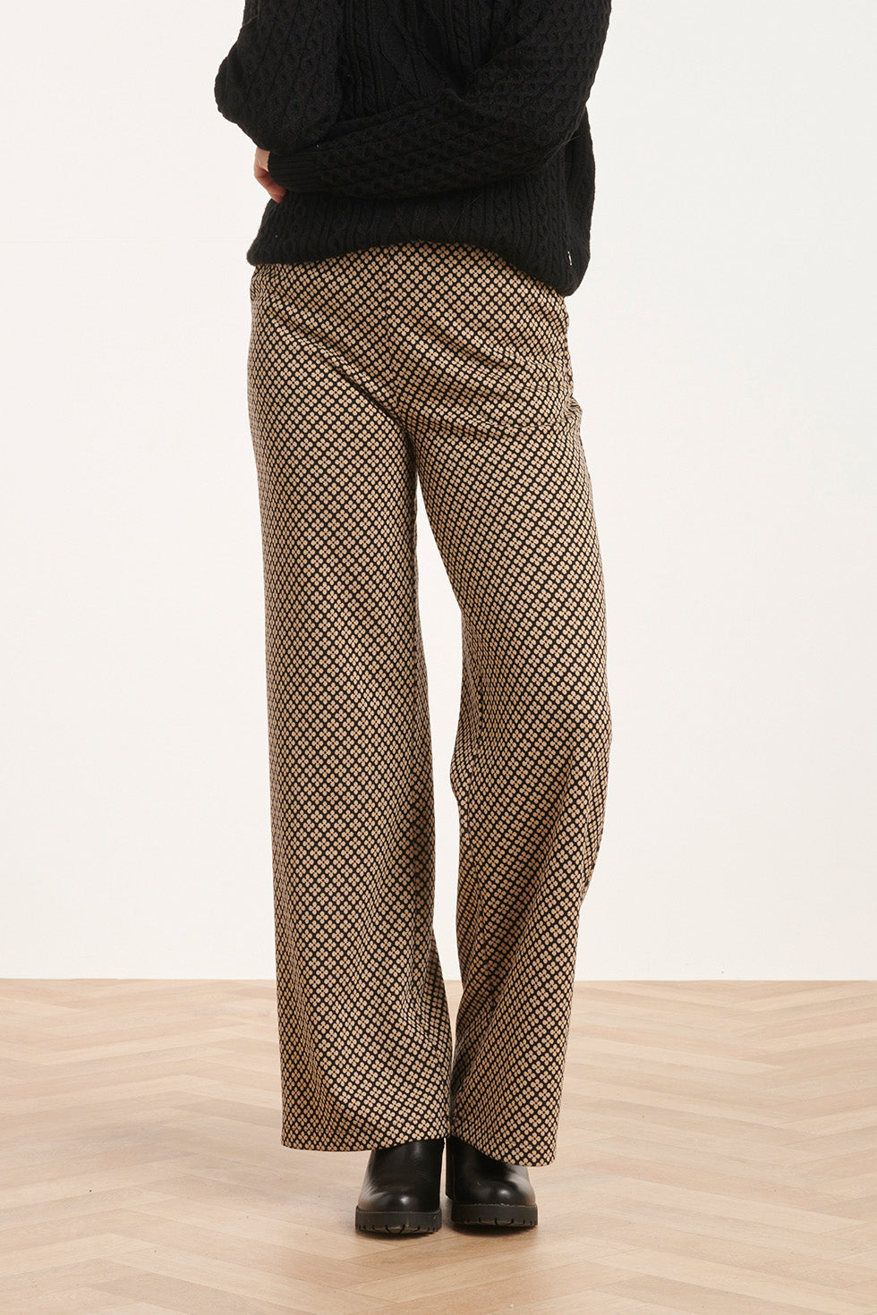 24577 Wijde Broek Met Grafische Bloemprint | Black - Sand