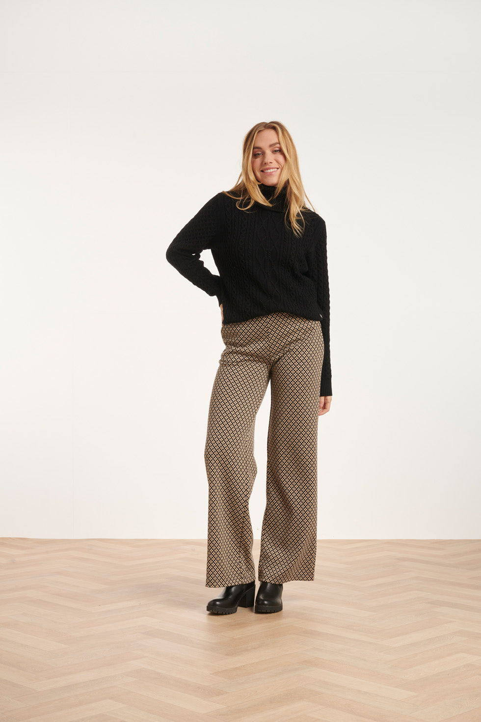 24577 Wijde Broek Met Grafische Bloemprint | Black - Sand