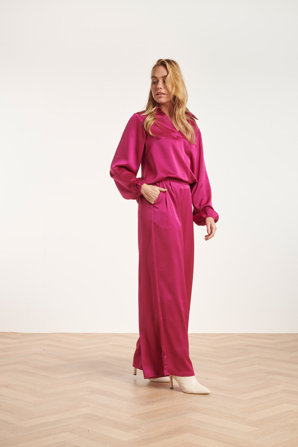 24592 Wijde Satijnen Cyclame Broek | Cyclame