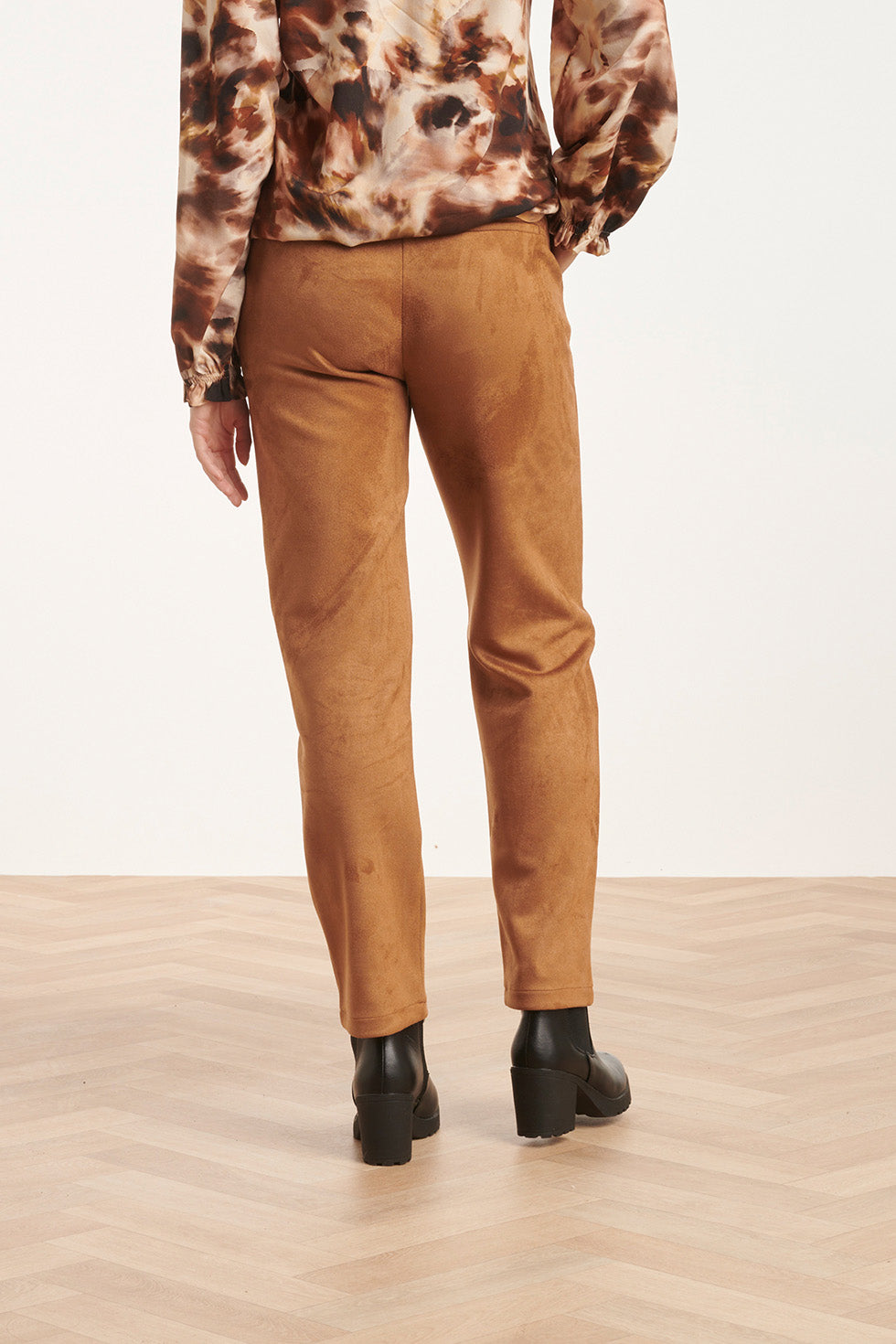 24597 Suède Cognac Aangesloten Broek | Cognac