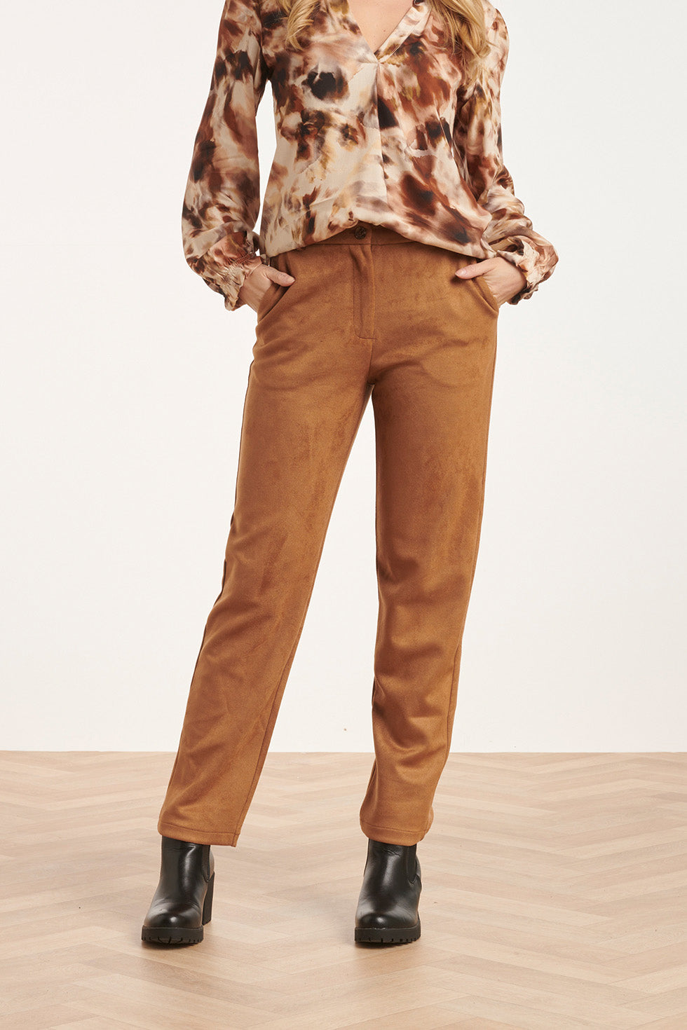 24597 Suède Cognac Aangesloten Broek | Cognac