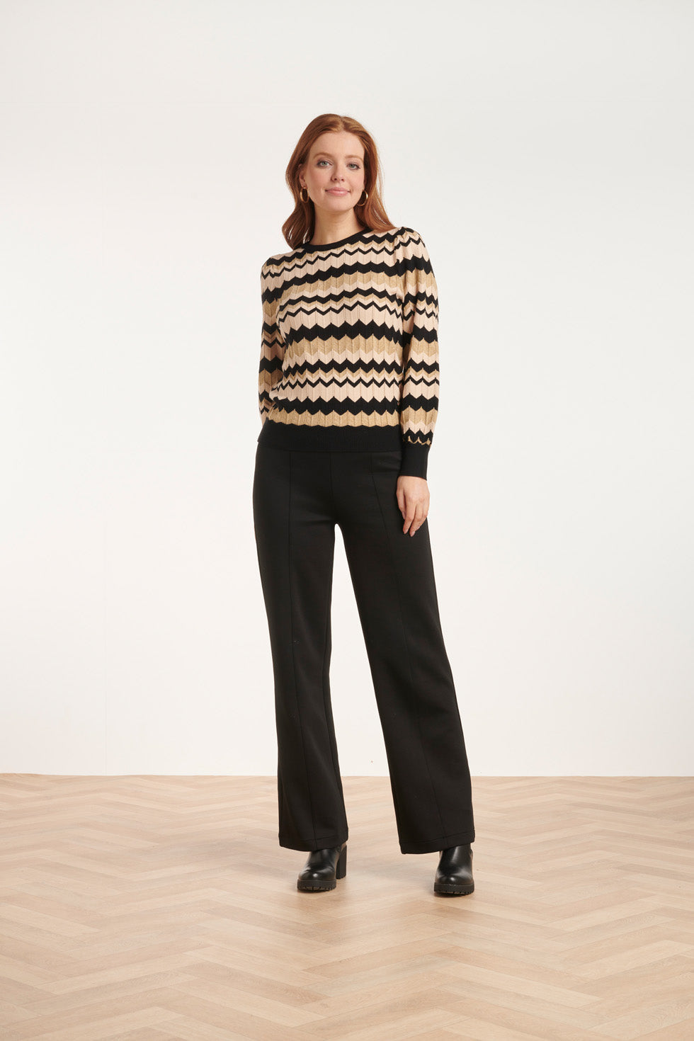 24614 -e Zigzag Gebreide Top | Sand - Black