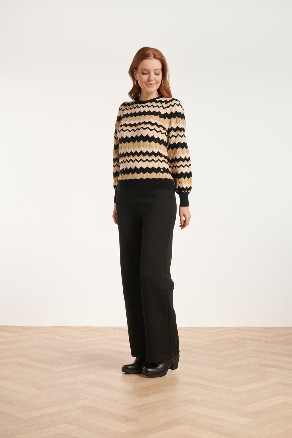 24614 -e Zigzag Gebreide Top | Sand - Black