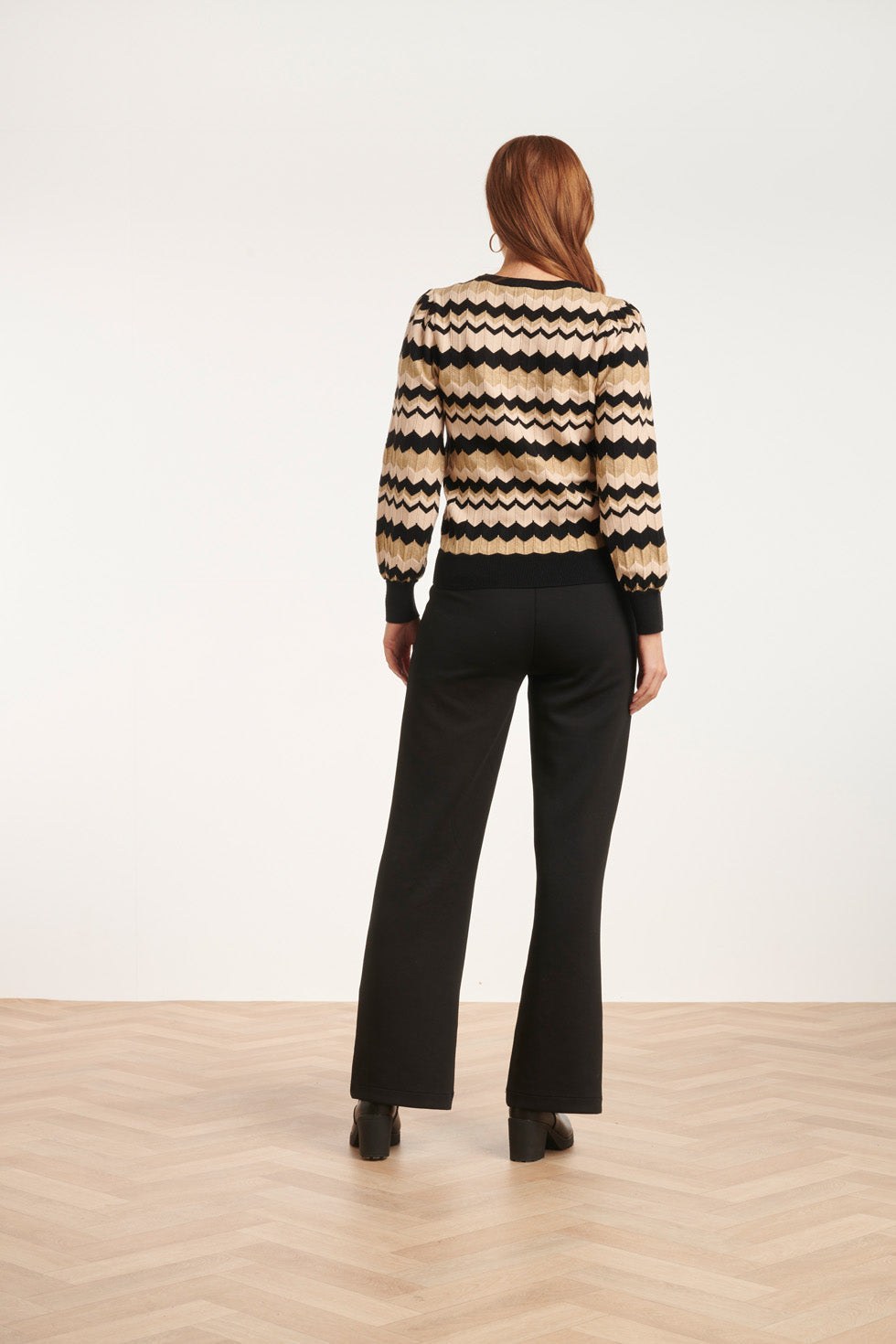 24614 -e Zigzag Gebreide Top | Sand - Black