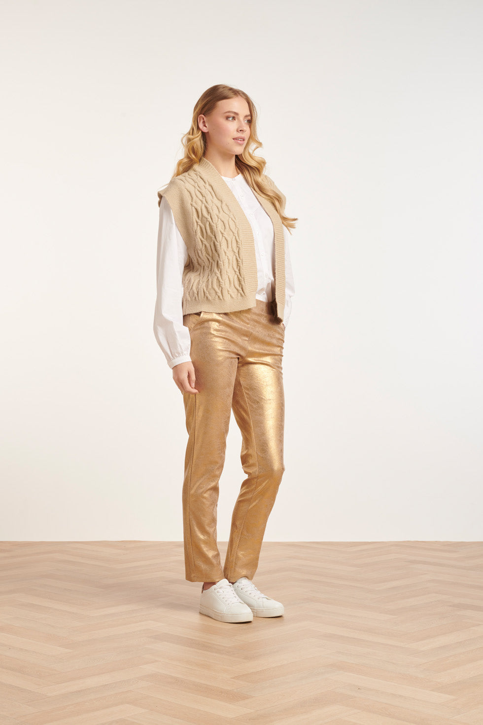 24616 Gebreide Gilet Met Gevlochten Structuur | Sand