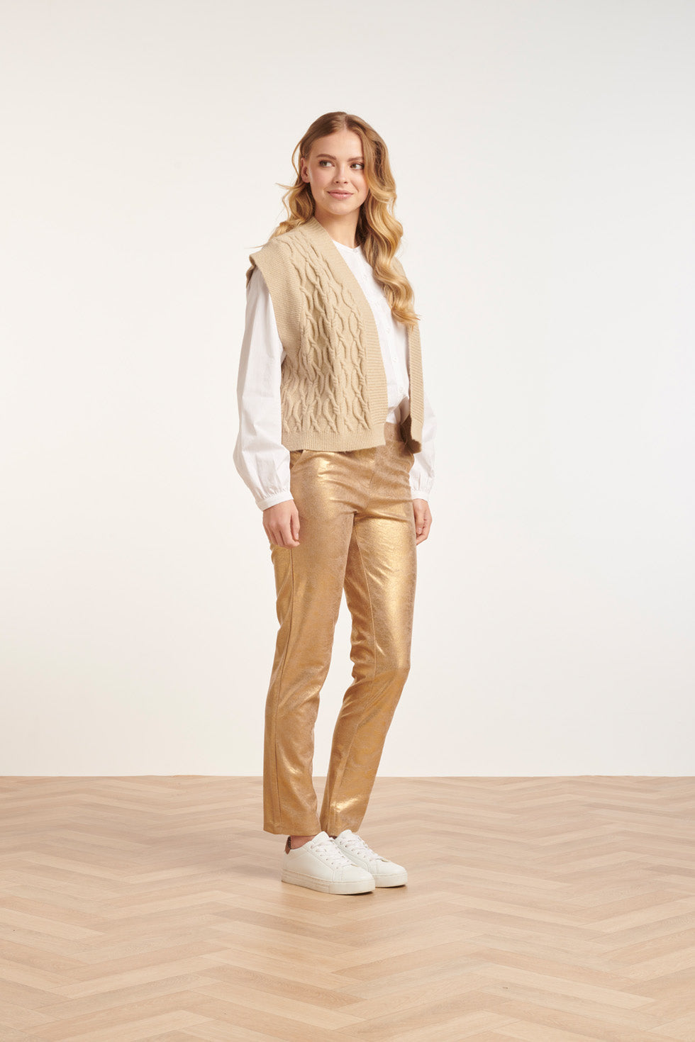 24616 Gebreide Gilet Met Gevlochten Structuur | Sand