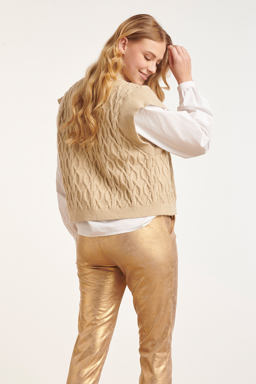 24616 Gebreide Gilet Met Gevlochten Structuur | Sand
