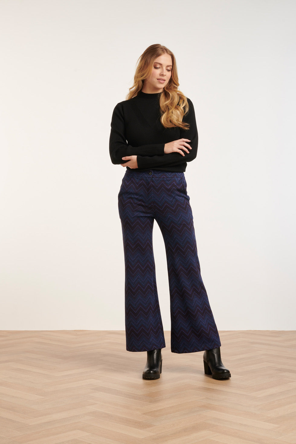 24624 e Fijngebreide Top Met Ronde Hals | Black