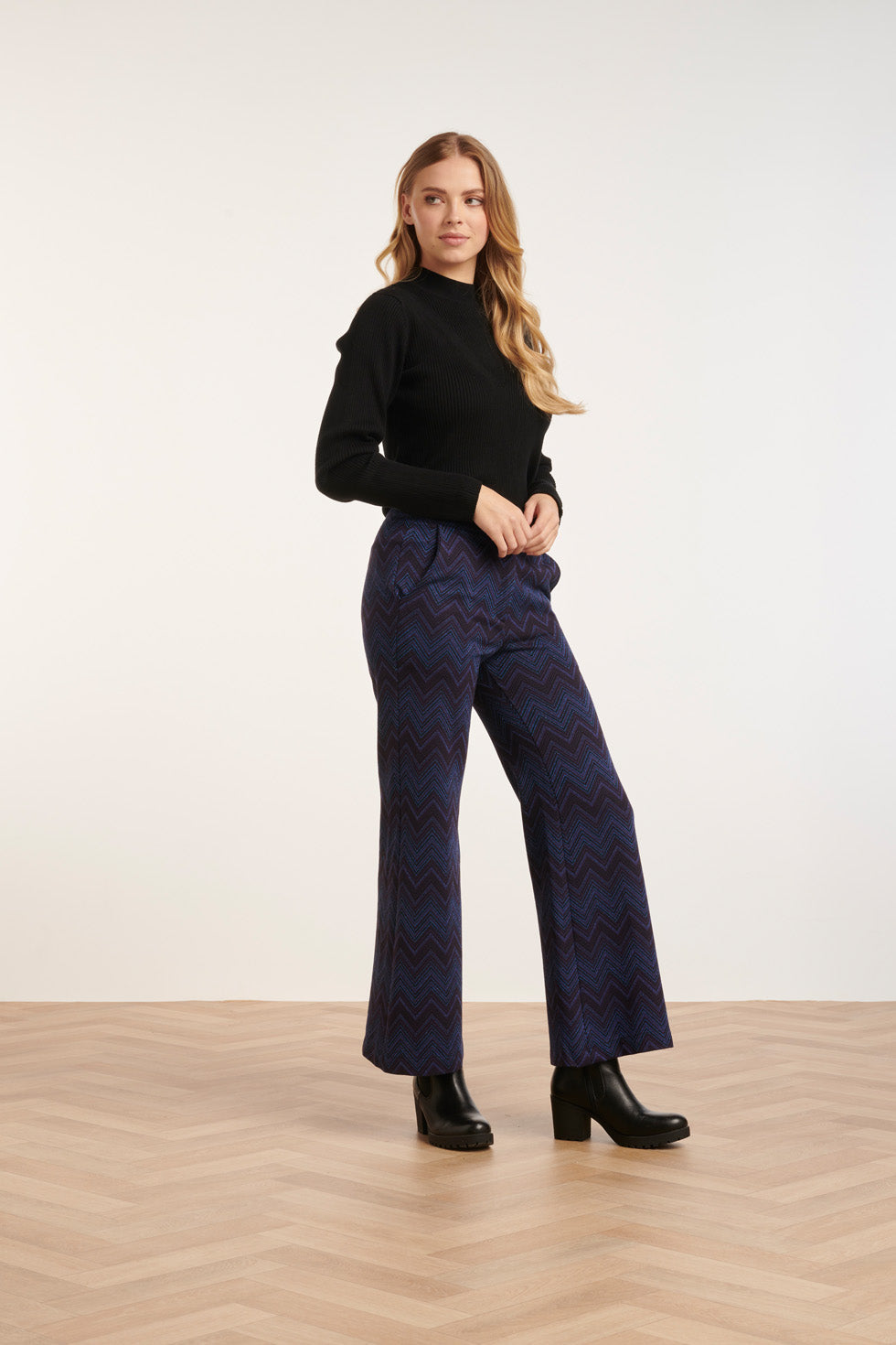 24624 e Fijngebreide Top Met Ronde Hals | Black
