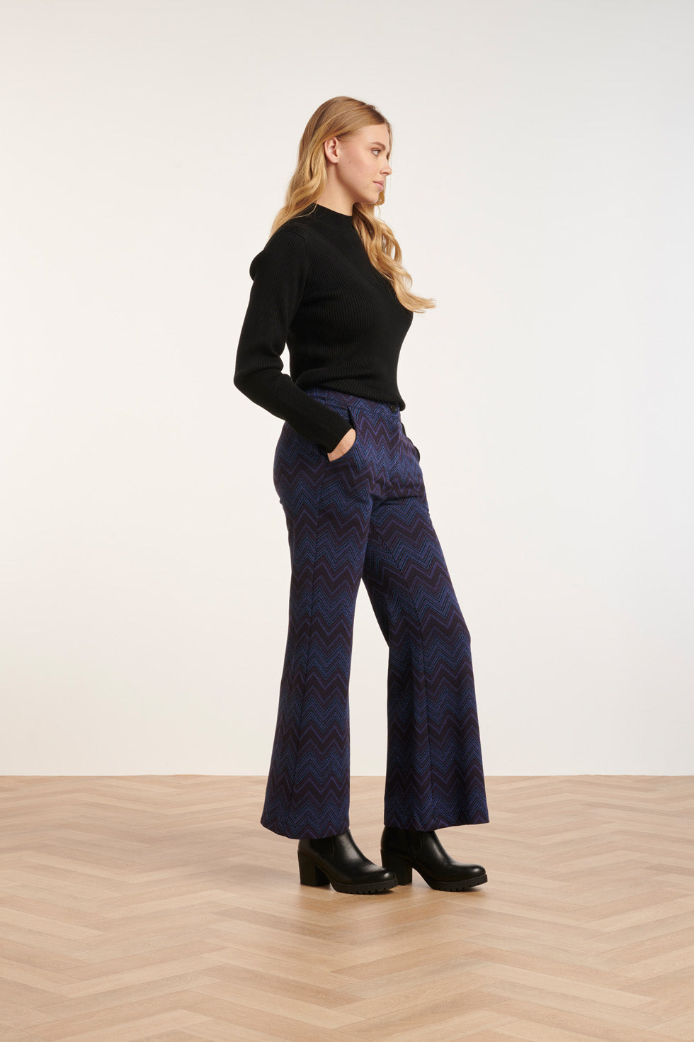 24624 e Fijngebreide Top Met Ronde Hals | Black