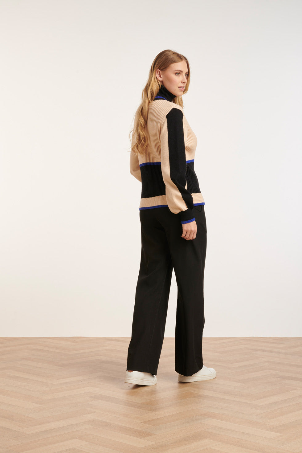 24626 BEige e Blok Gebreide Top Met Turtle Neck | Sand - Black