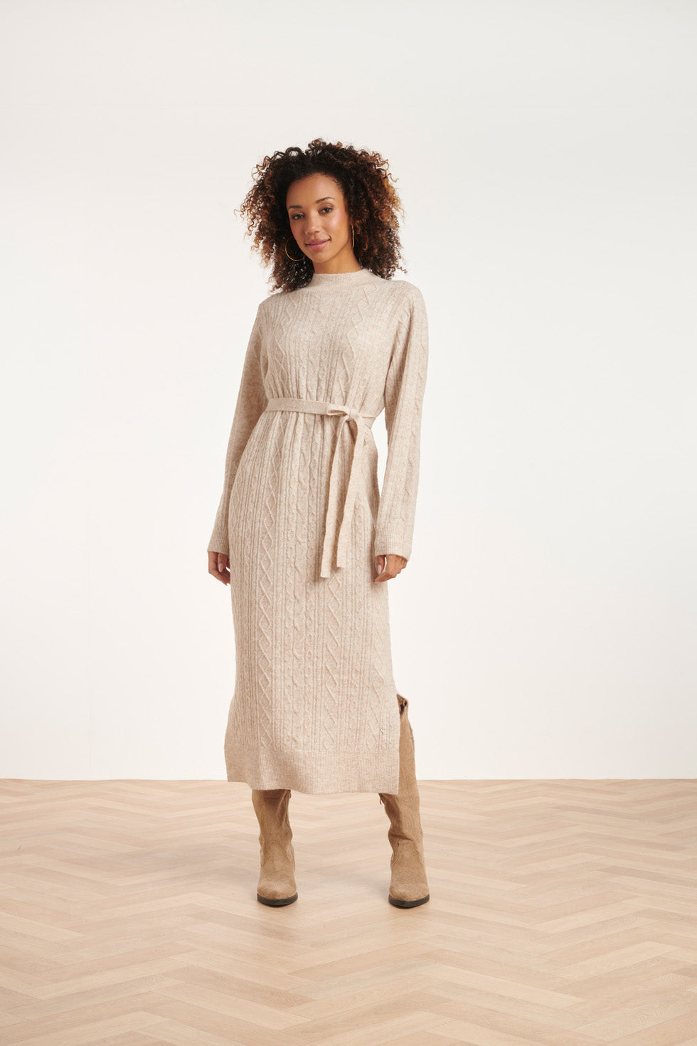 24631 Beige e Gebreide Midi Jurk Met Kabelstructuur | Sand