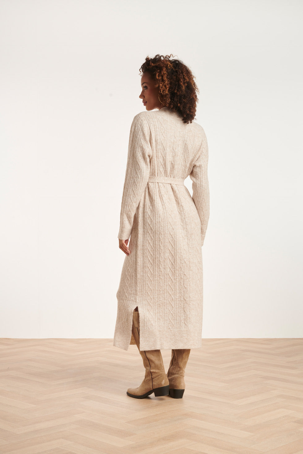 24631 Beige e Gebreide Midi Jurk Met Kabelstructuur | Sand