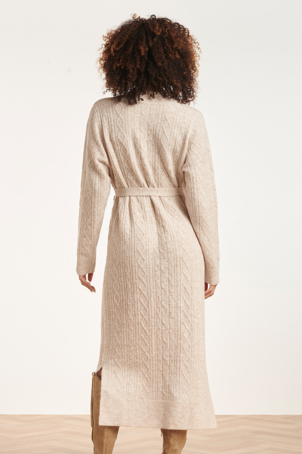 24631 Beige e Gebreide Midi Jurk Met Kabelstructuur | Sand