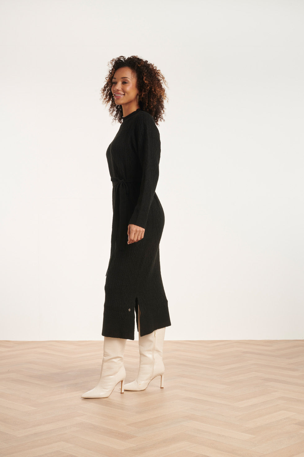 24631 E Gebreide Midi Jurk Met Kabelstructuur | Black