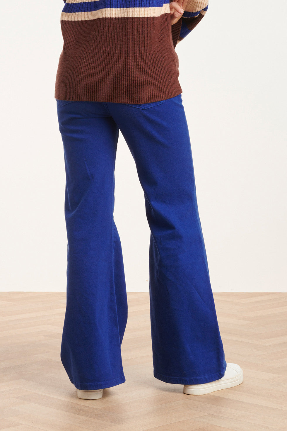 24673 Kobalt Flared Jeans Met Bloemembroidery | Cobalt Blue