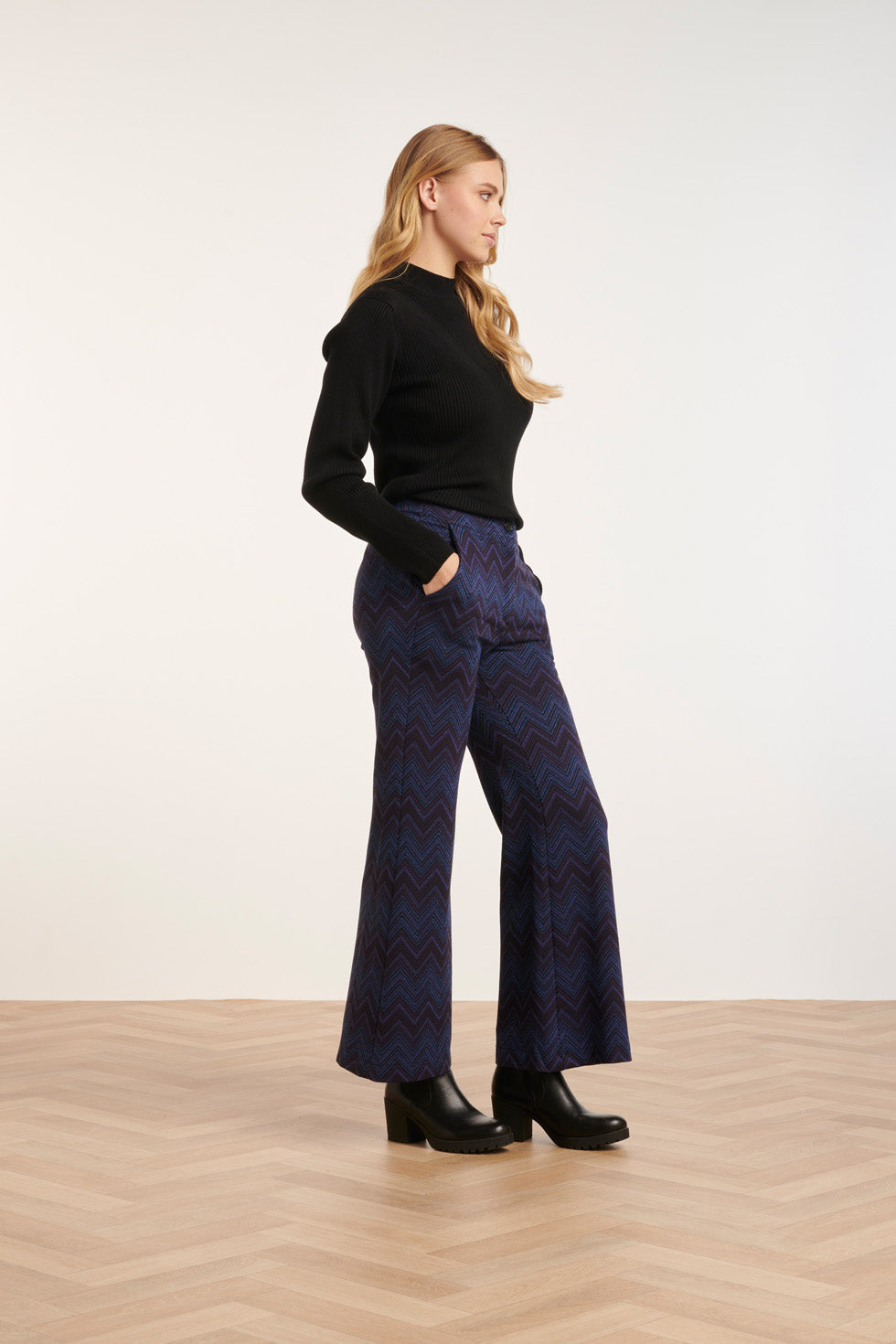 24678 Zigzag Print Broek Met Flared Pasvorm | Navy - Black