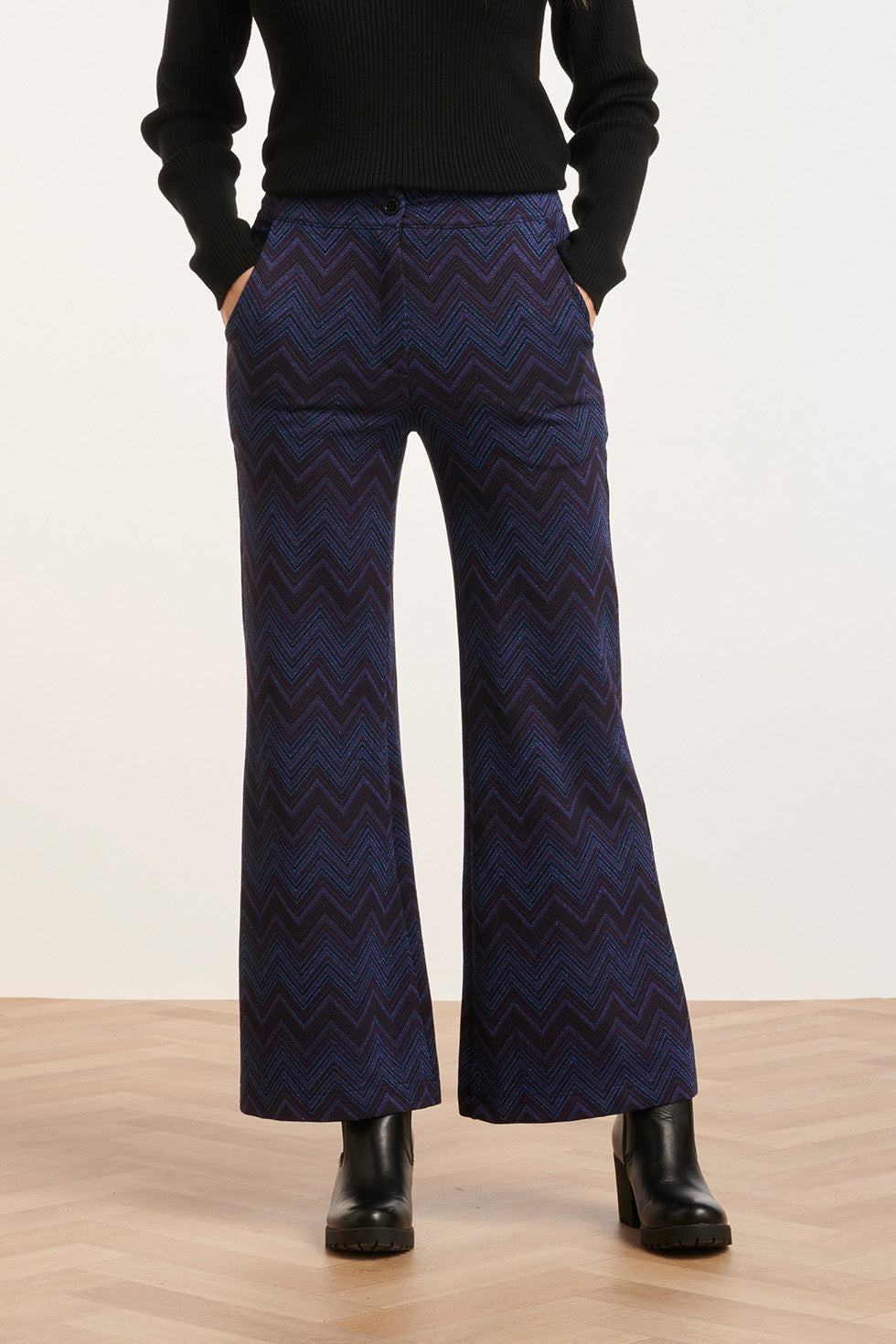 24678 Zigzag Print Broek Met Flared Pasvorm | Navy - Black
