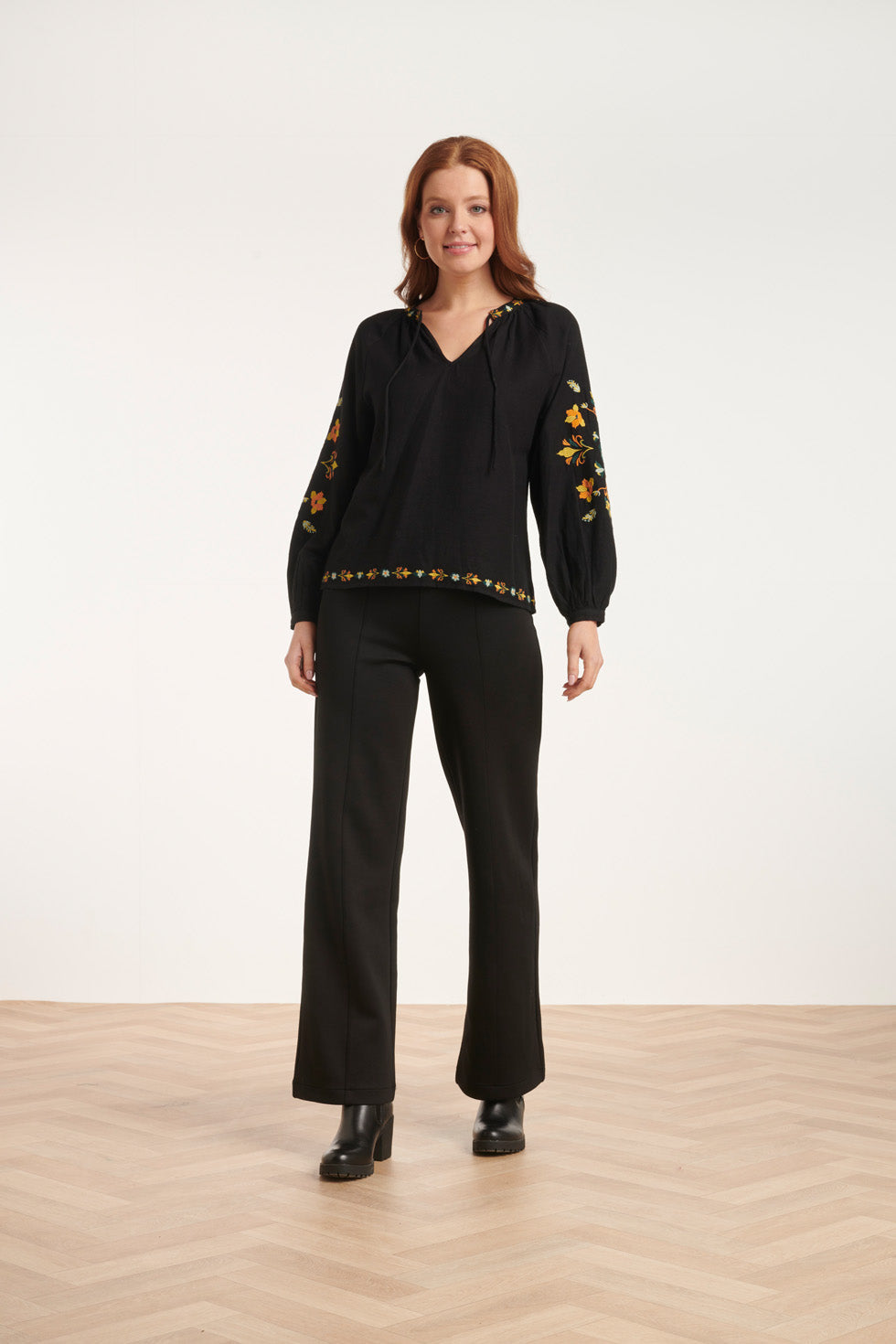 24693 E Top Met Bloemenborduursels | Blackwhite
