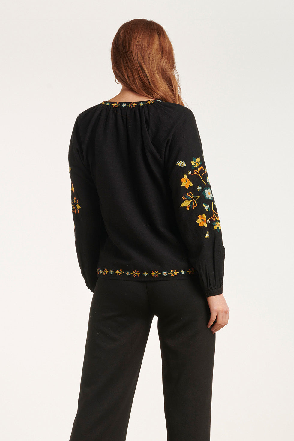 24693 E Top Met Bloemenborduursels | Blackwhite