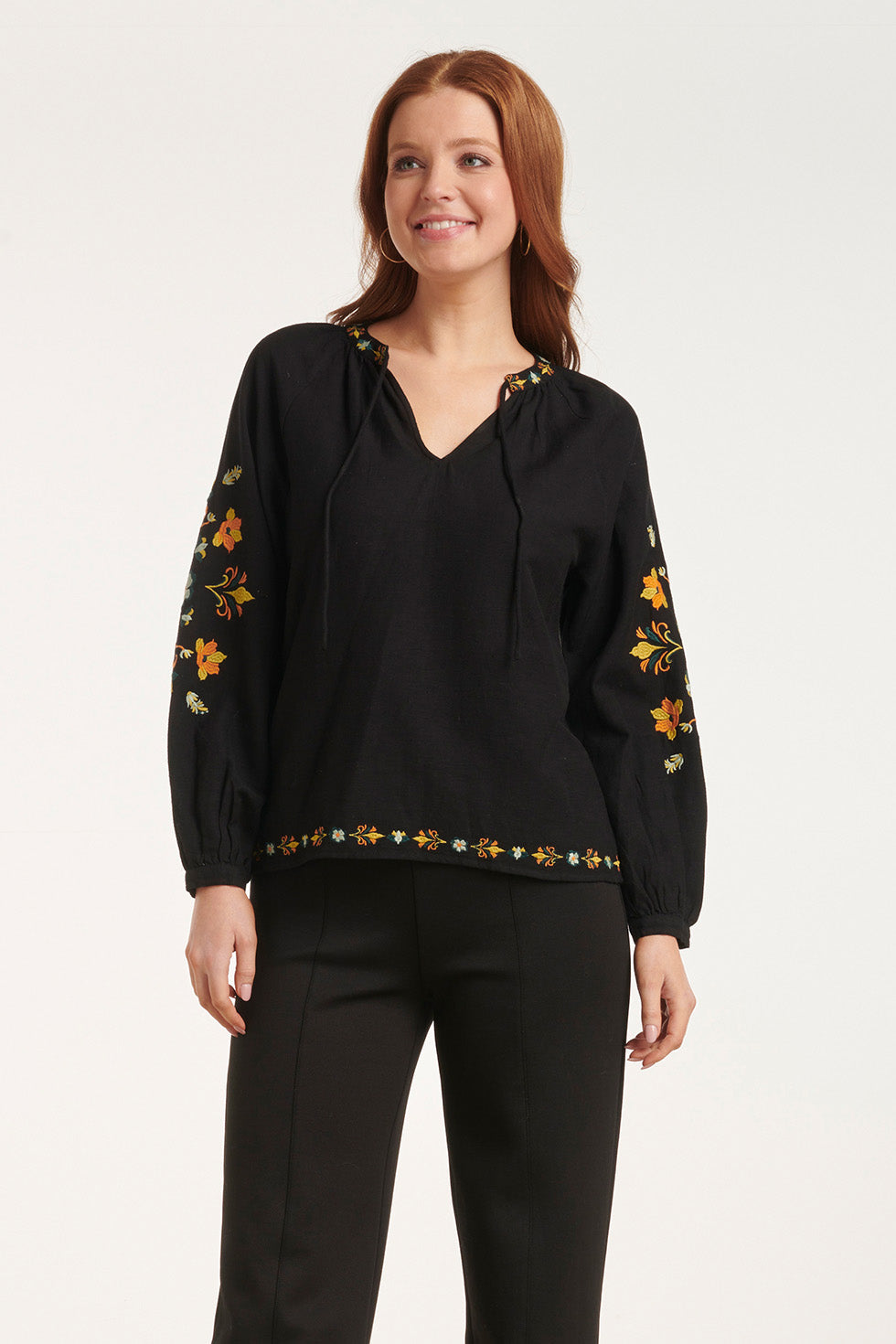 24693 E Top Met Bloemenborduursels | Blackwhite