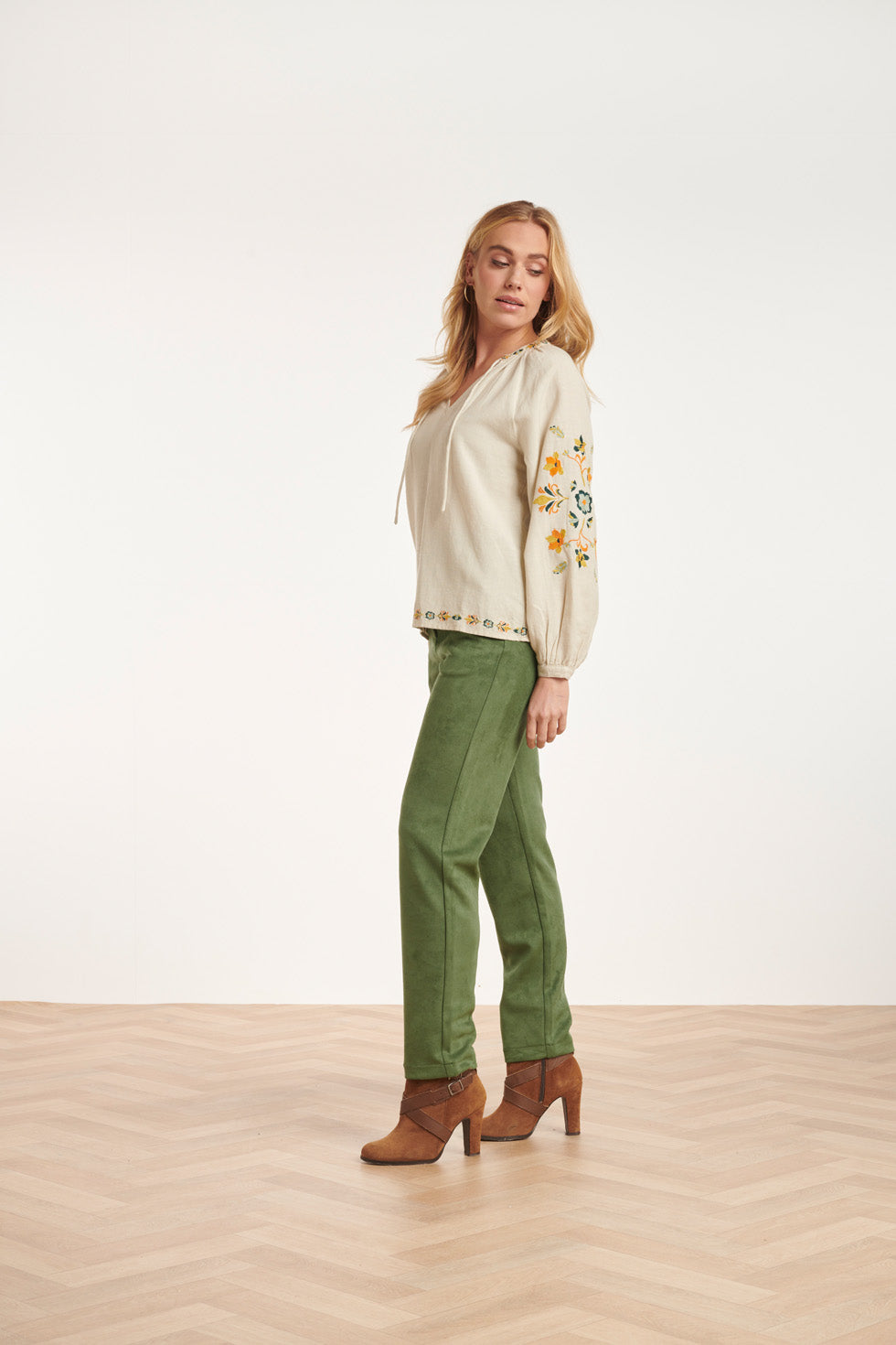 24693 E Top Met Bloemenborduursels | Sand-Multicolour