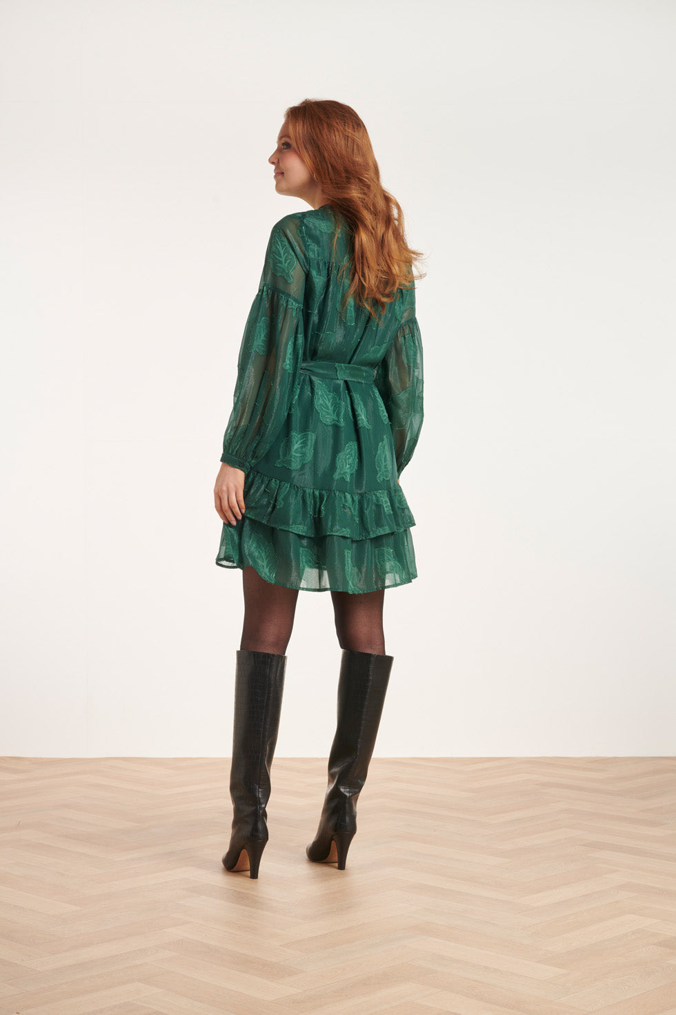 24697 Chiffon Jacquard V-Hals Jurk Met Bladmotief | Bottle