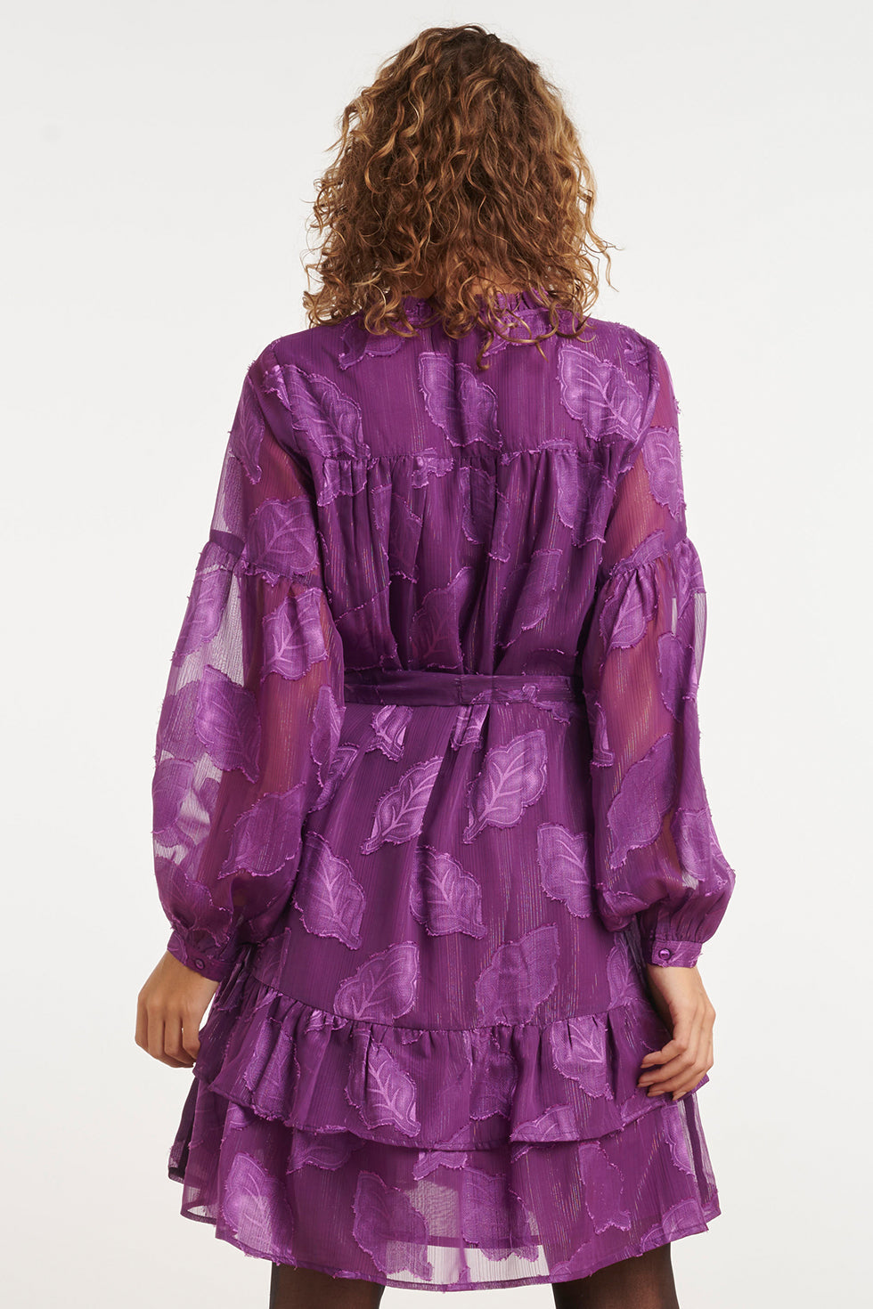 24697 Paarse Chiffon Jacquard V-Hals Jurk Met Bladmotief | Purple