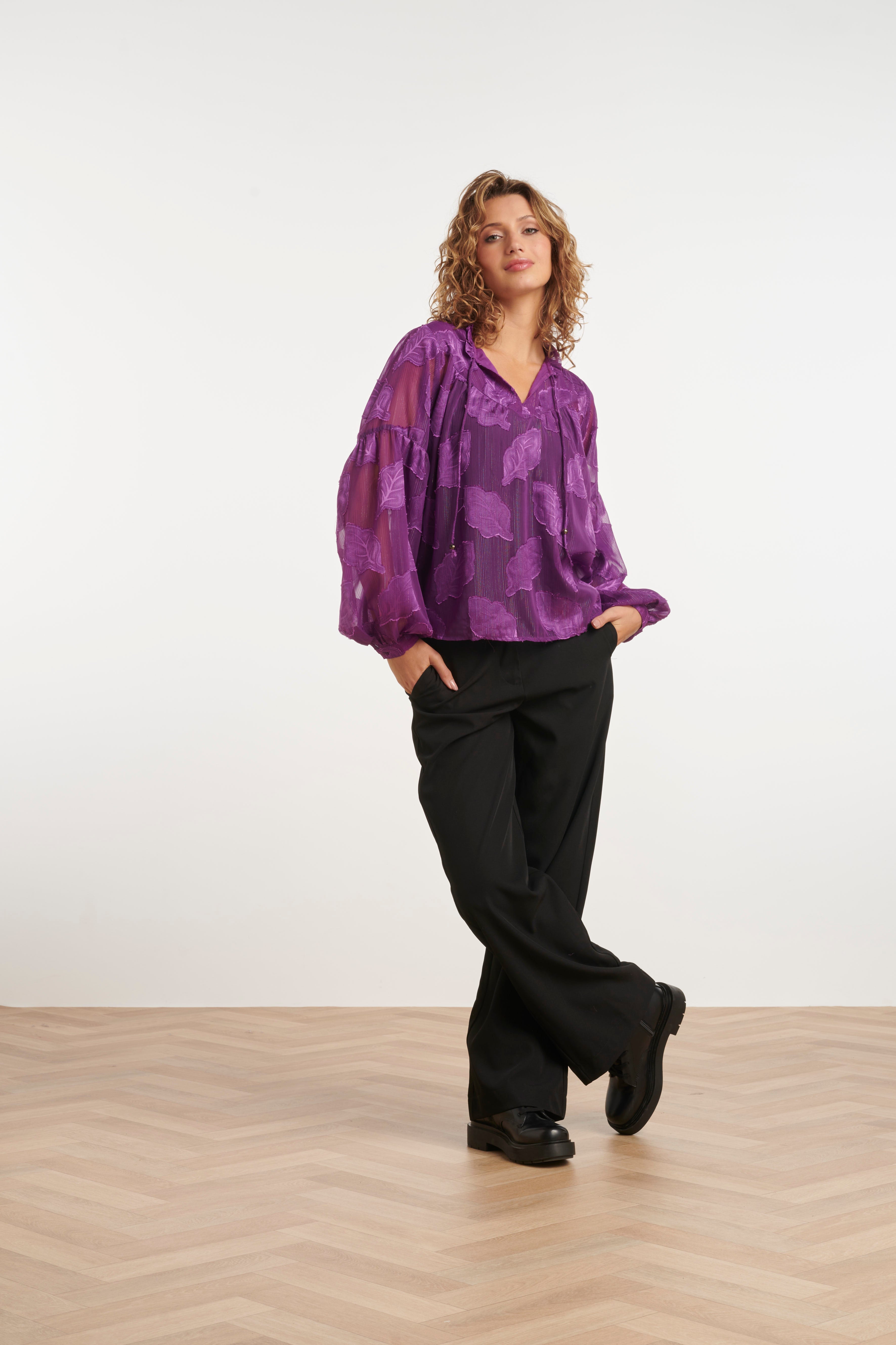 24698 Paarse Chiffon Jacquard V-Hals Top Met Bladmotief | Purple