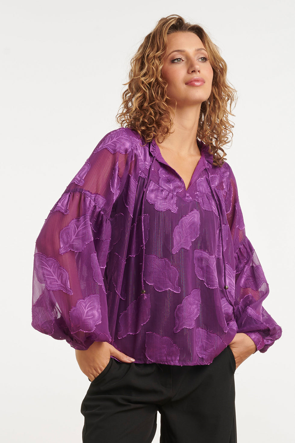 24698 Paarse Chiffon Jacquard V-Hals Top Met Bladmotief | Purple