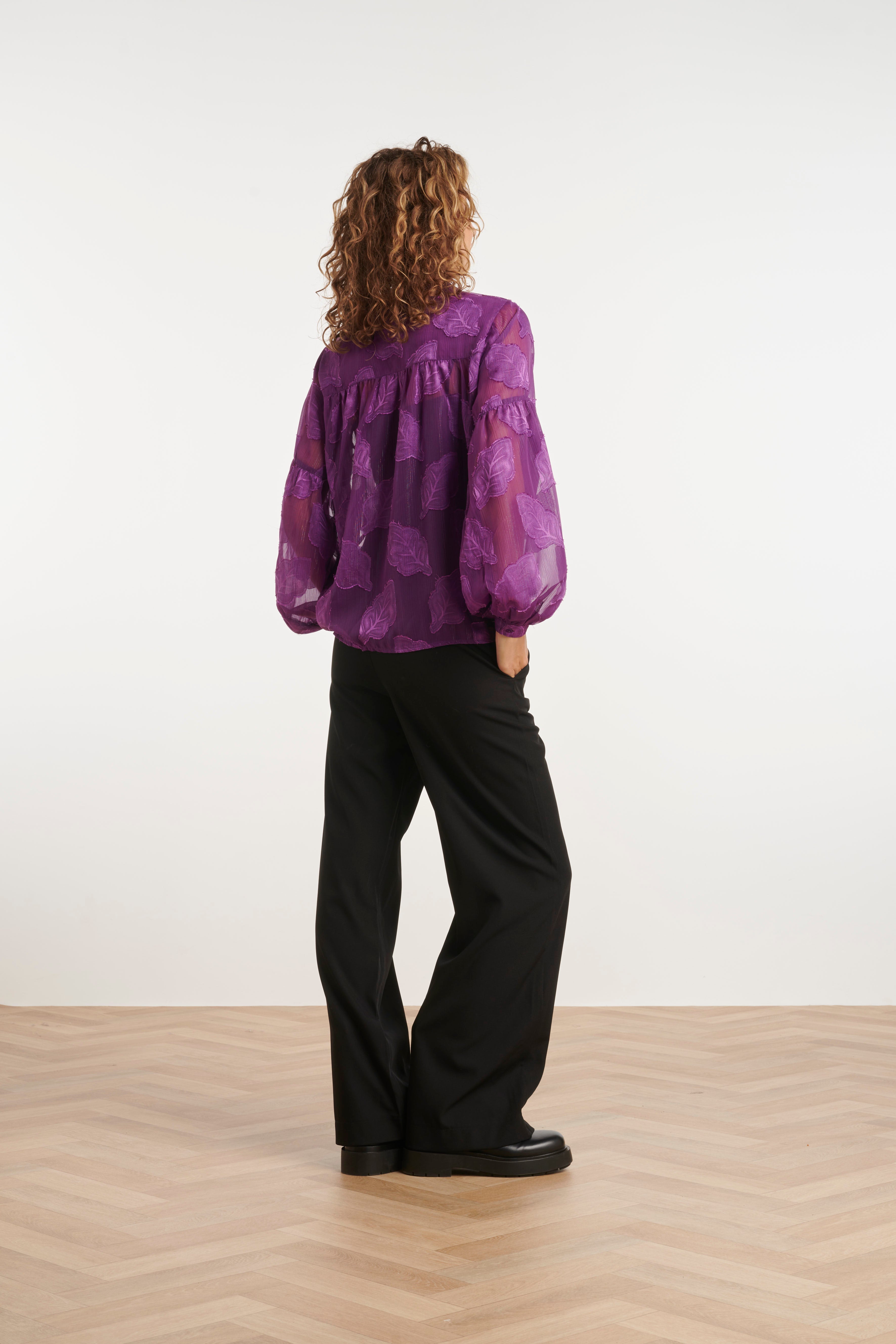 24698 Paarse Chiffon Jacquard V-Hals Top Met Bladmotief | Purple