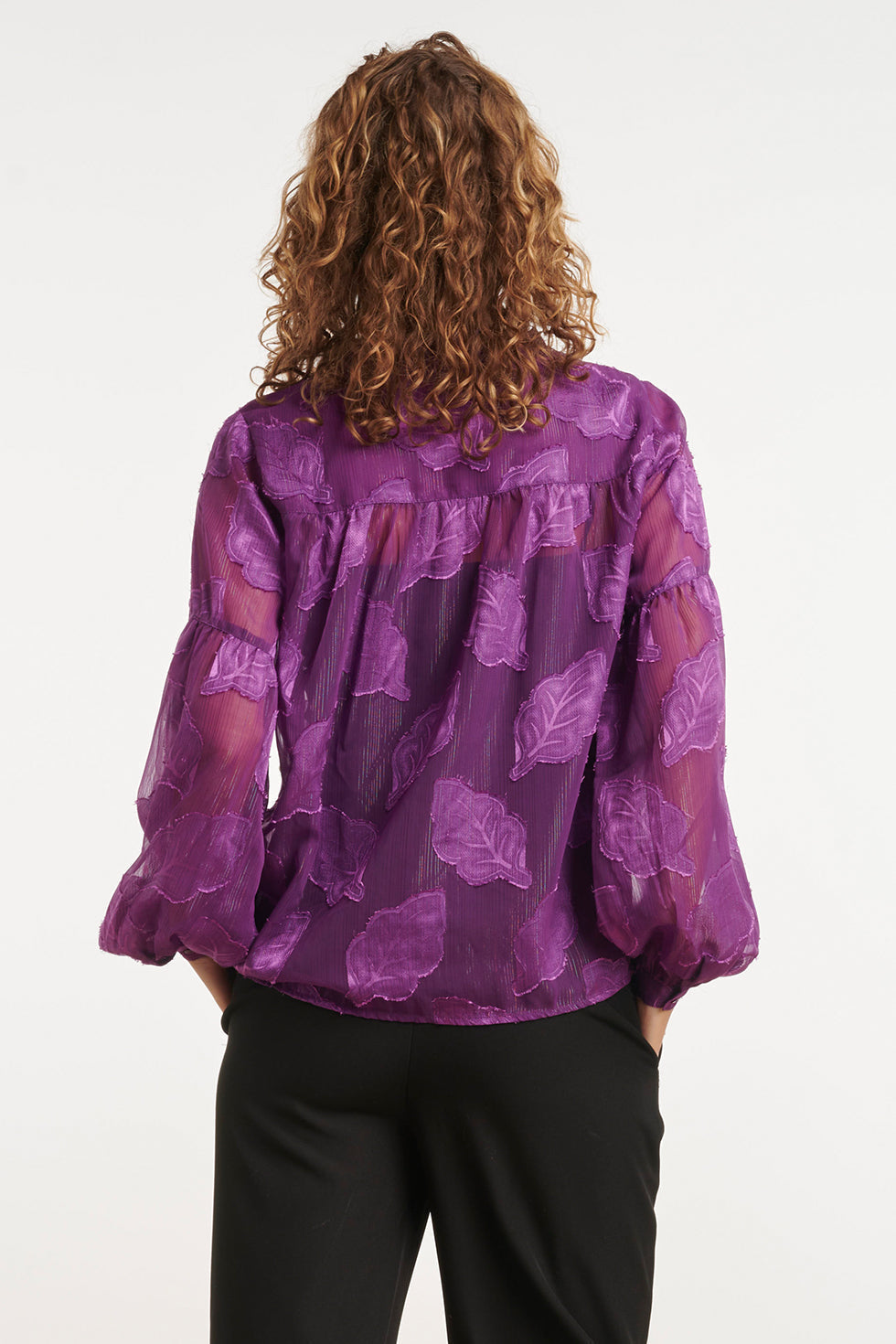 24698 Paarse Chiffon Jacquard V-Hals Top Met Bladmotief | Purple
