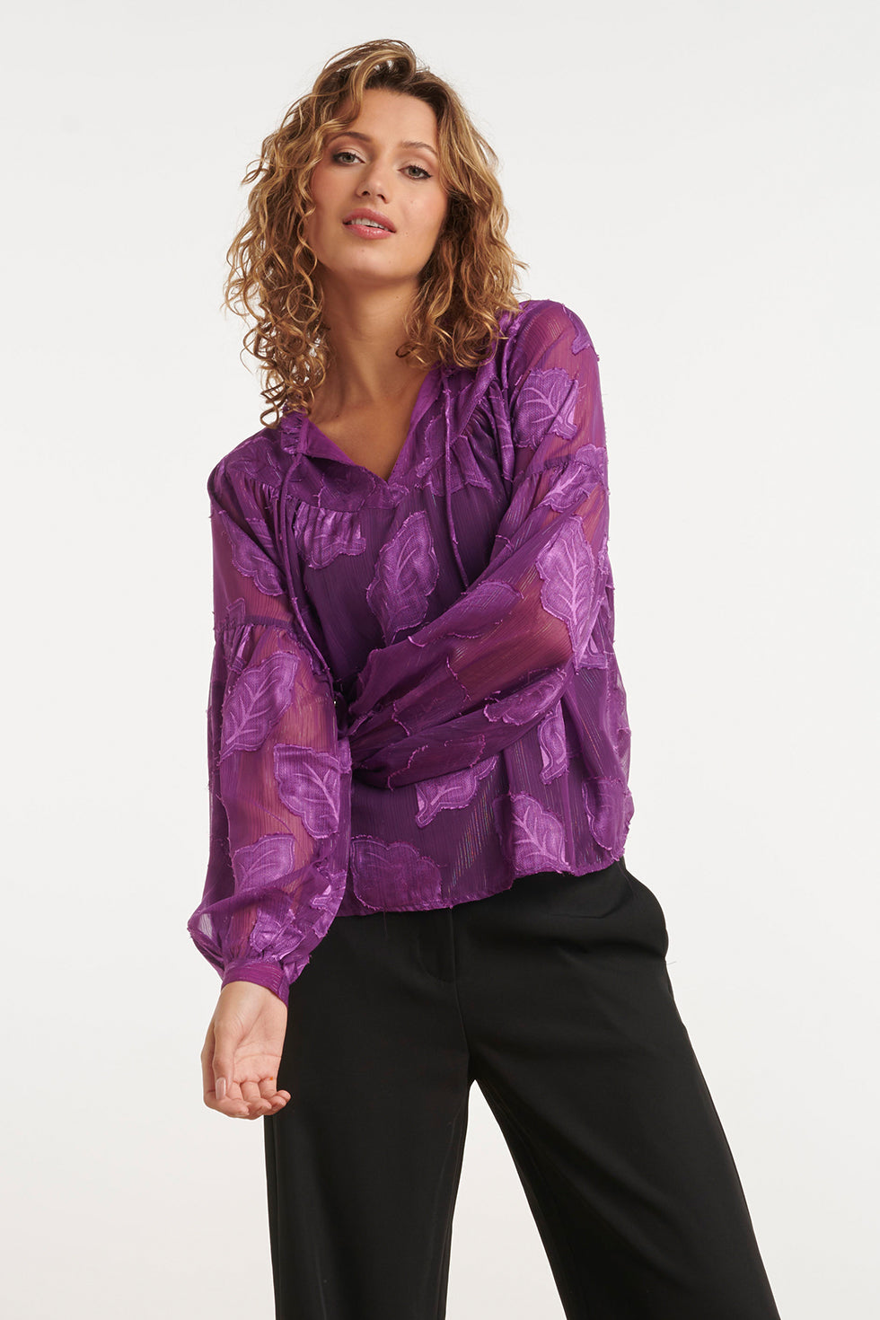24698 Paarse Chiffon Jacquard V-Hals Top Met Bladmotief | Purple