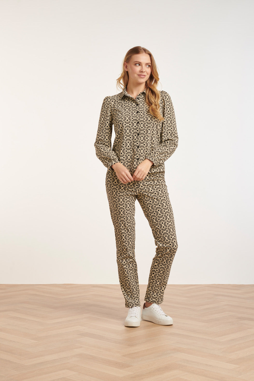 24719 Grafisch Bloemenprint Blousetravel Kwaliteit | Sand - Black