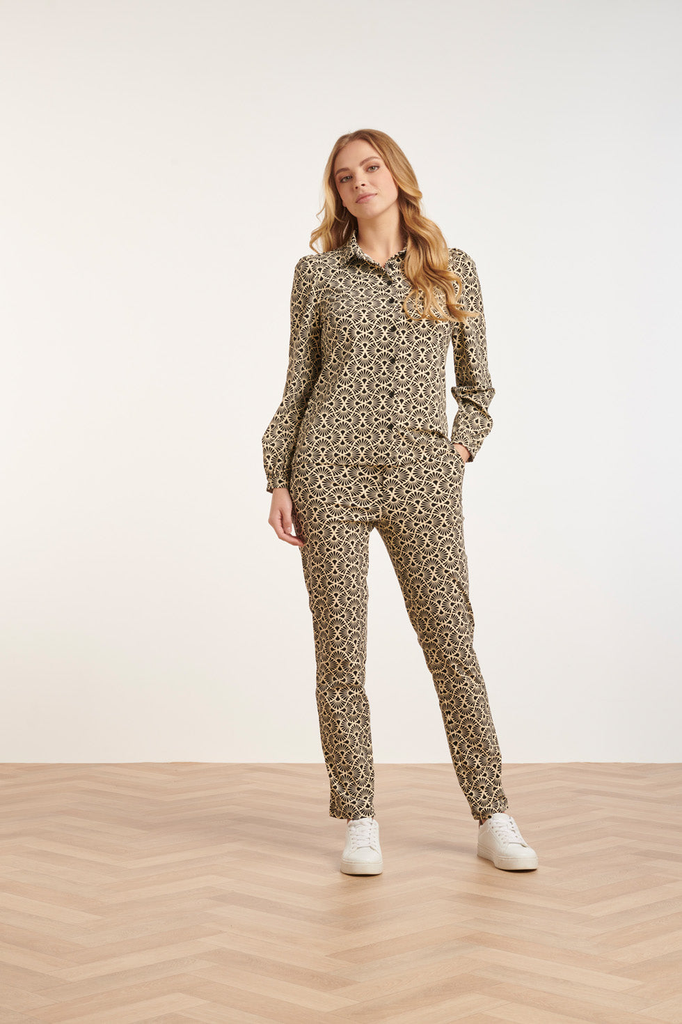 24719 Grafisch Bloemenprint Blousetravel Kwaliteit | Sand - Black