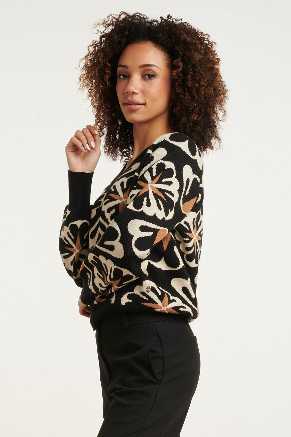 24777 E Oversized Trui Met Grafische Bloemenprint | Black - Sand