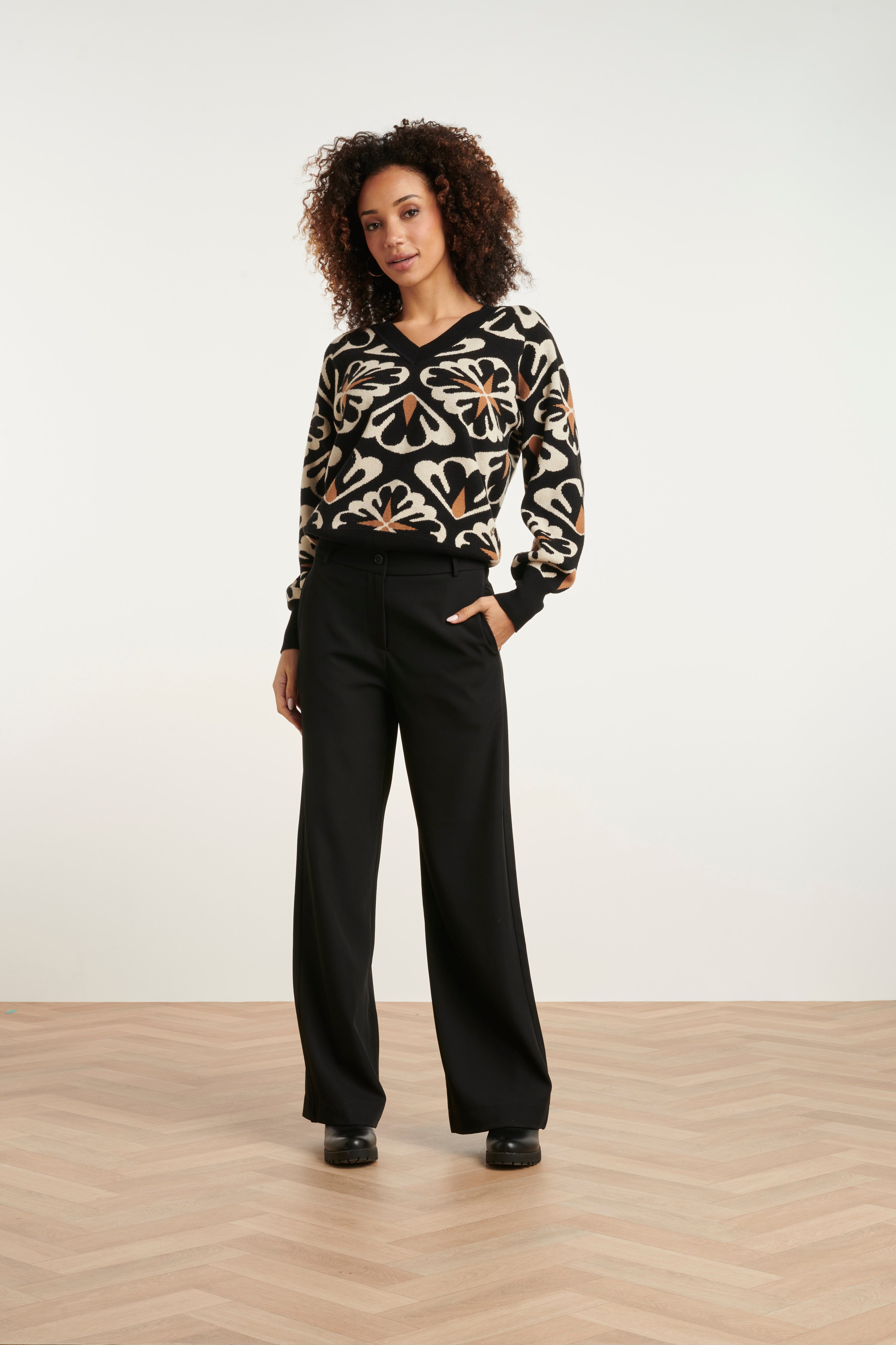 24777 E Oversized Trui Met Grafische Bloemenprint | Black - Sand