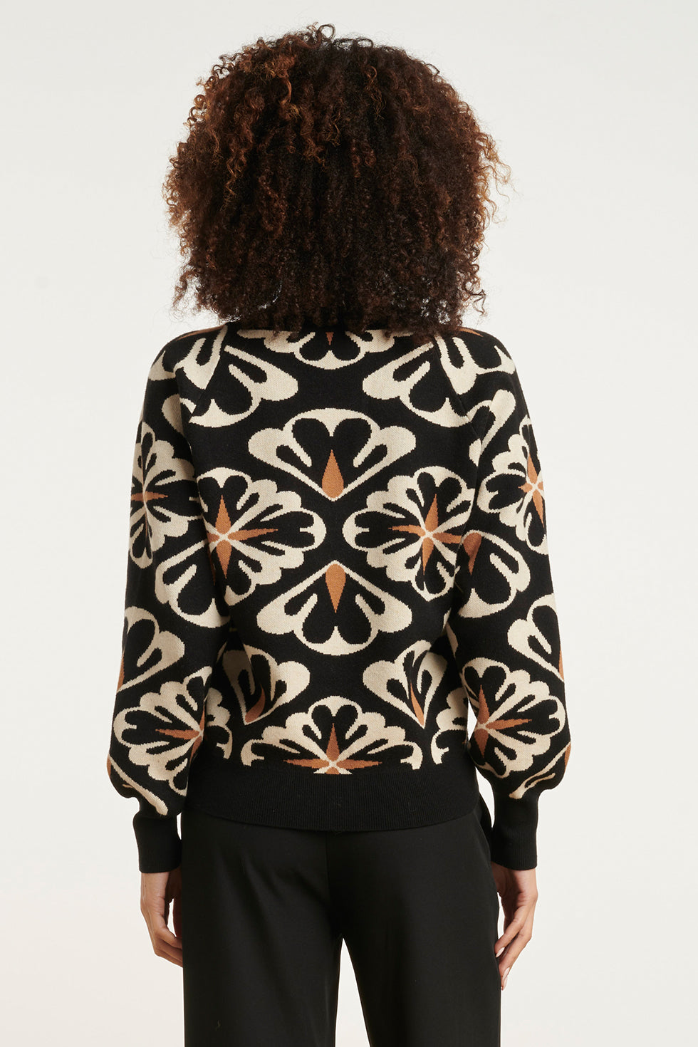 24777 E Oversized Trui Met Grafische Bloemenprint | Black - Sand