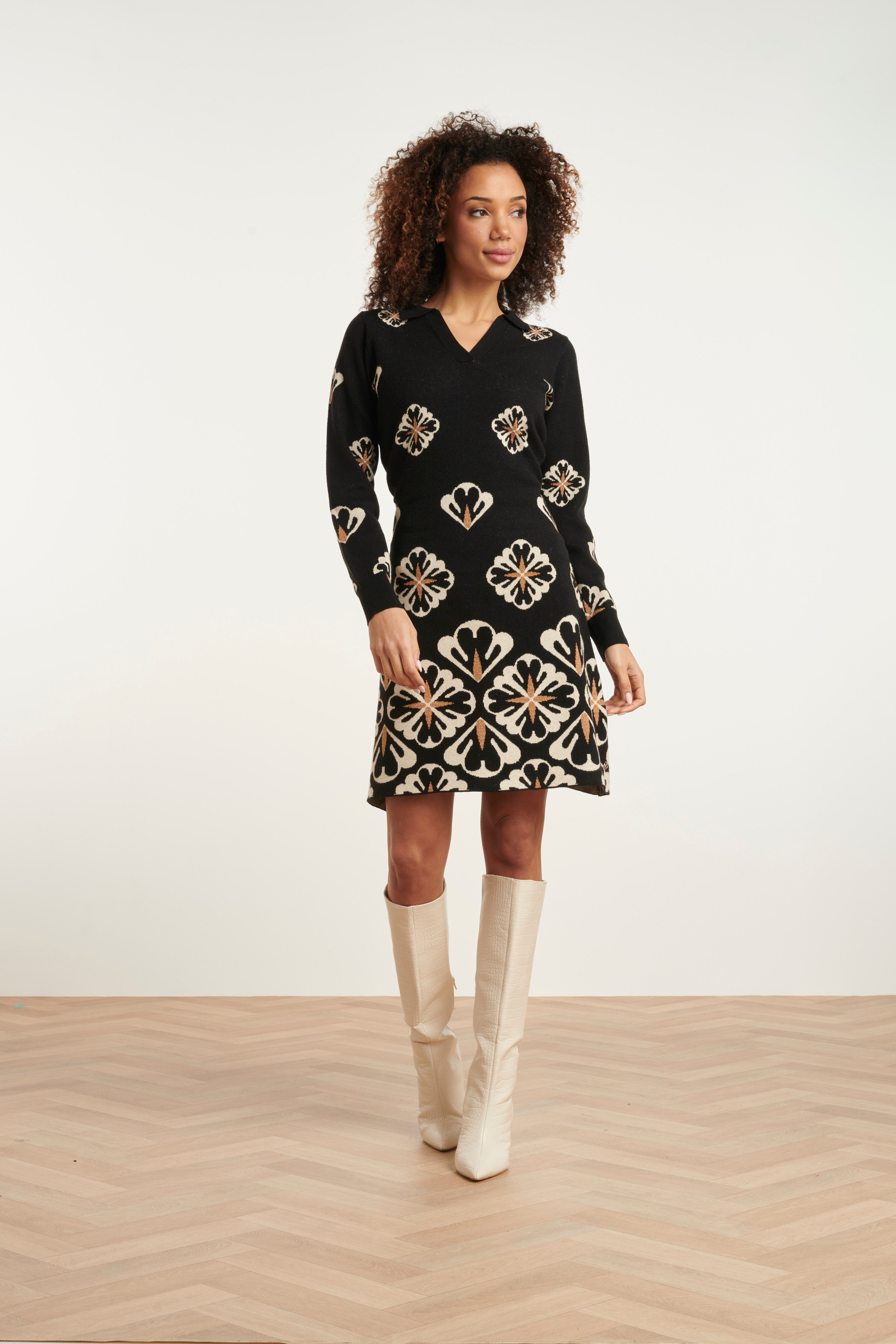 24779 E Gebreide Jurk Met Grafische Bloemenprint | Black - Sand