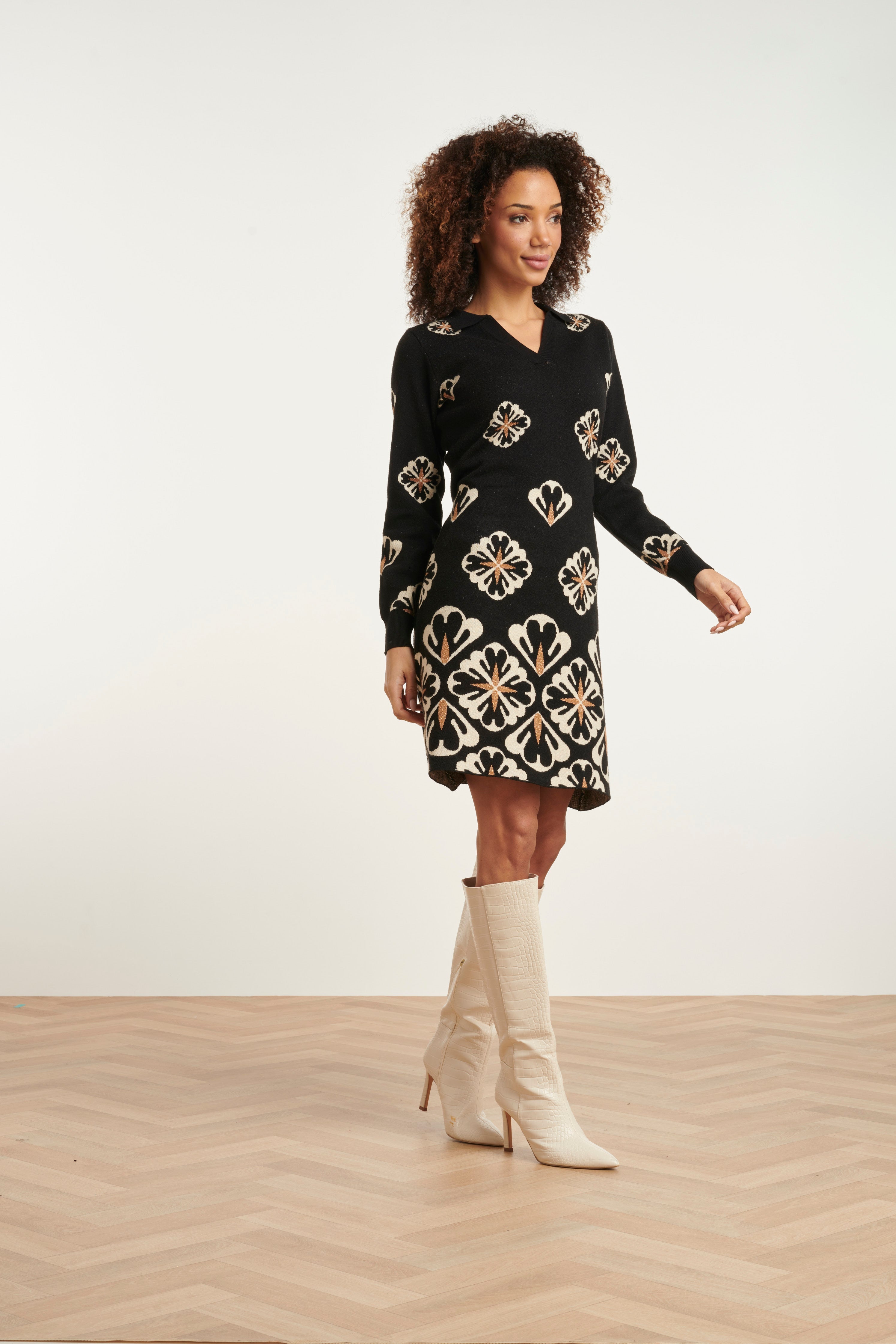 24779 E Gebreide Jurk Met Grafische Bloemenprint | Black - Sand
