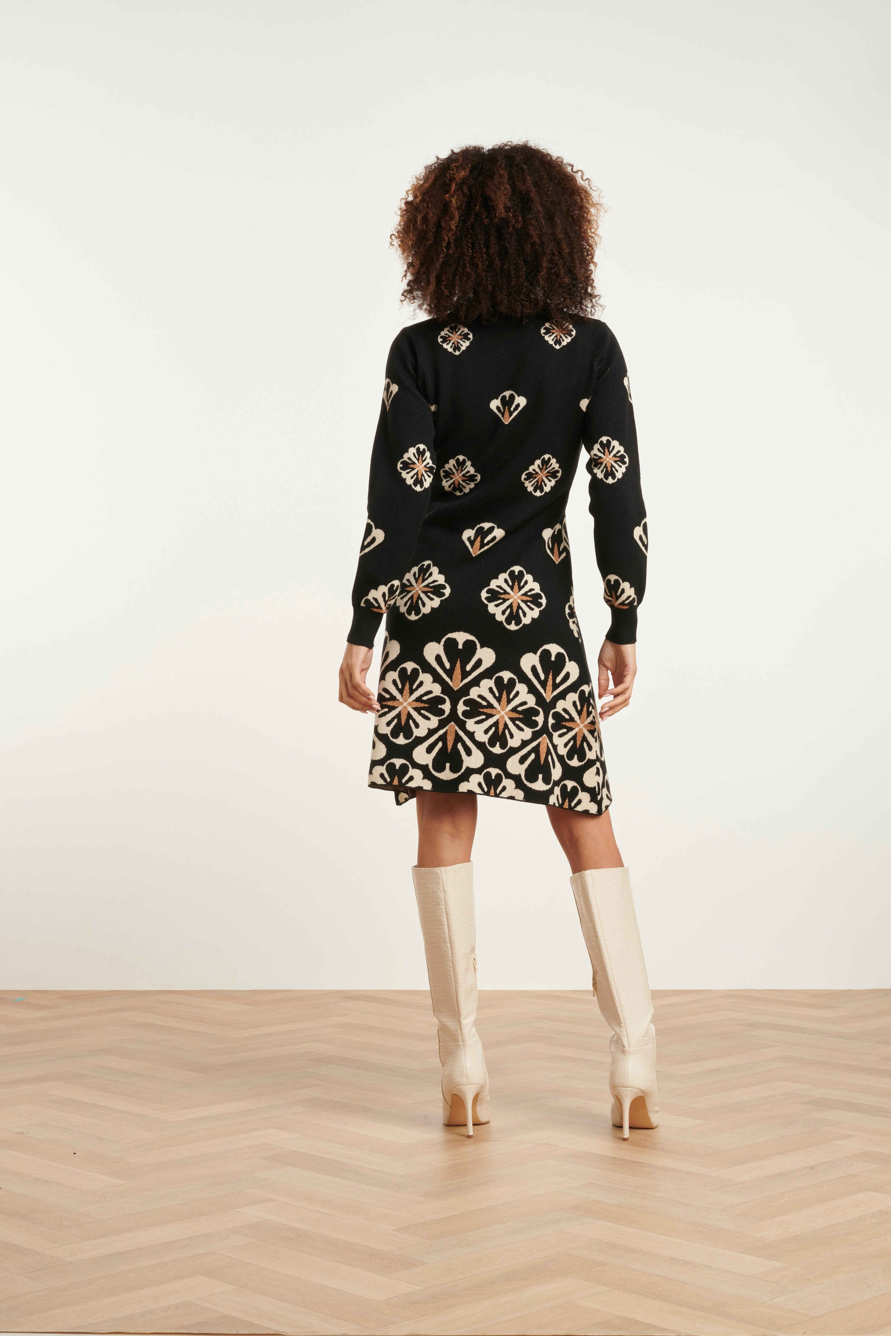 24779 E Gebreide Jurk Met Grafische Bloemenprint | Black - Sand