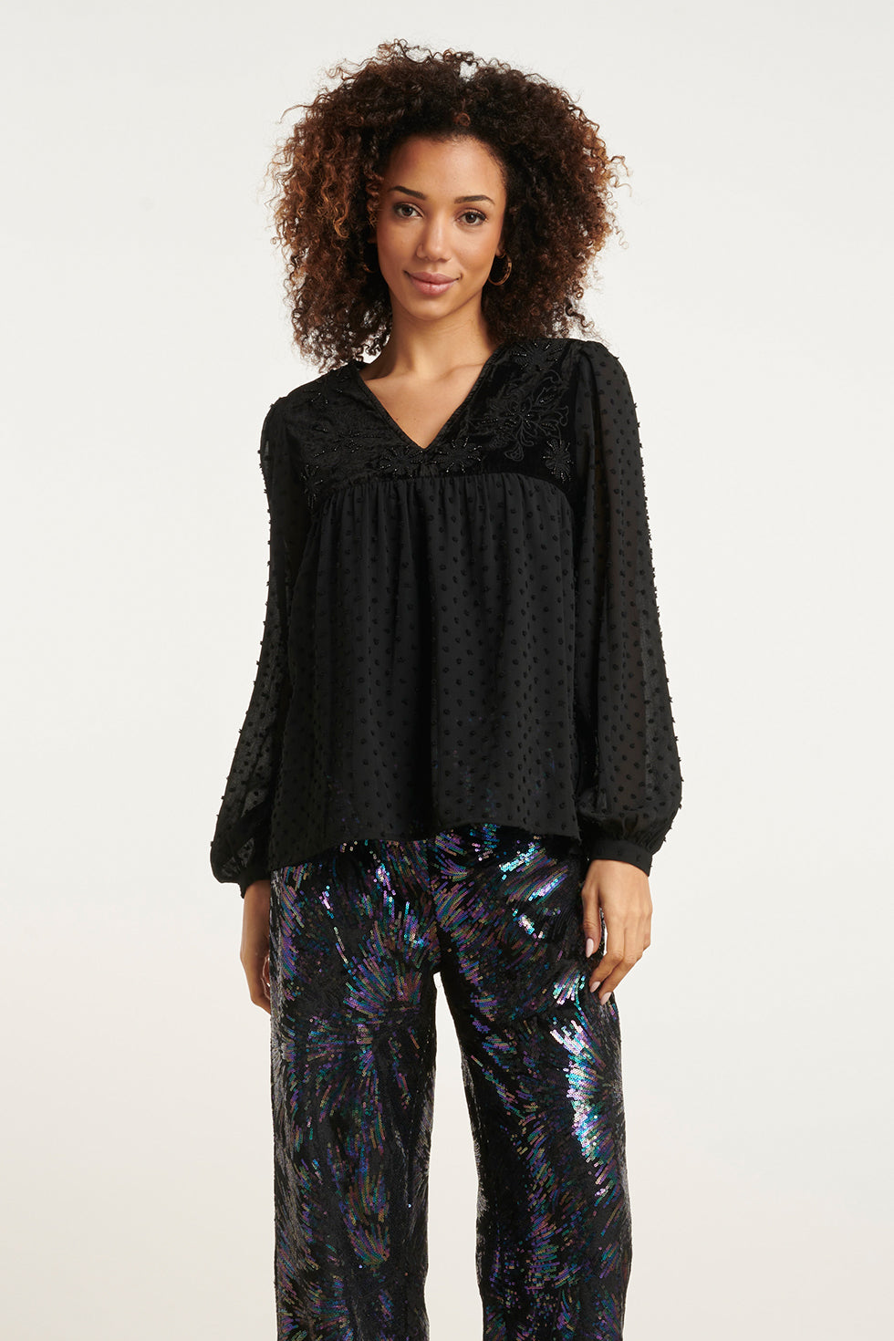 24806 e Elegante Gestippeld Chiffon Top | Black